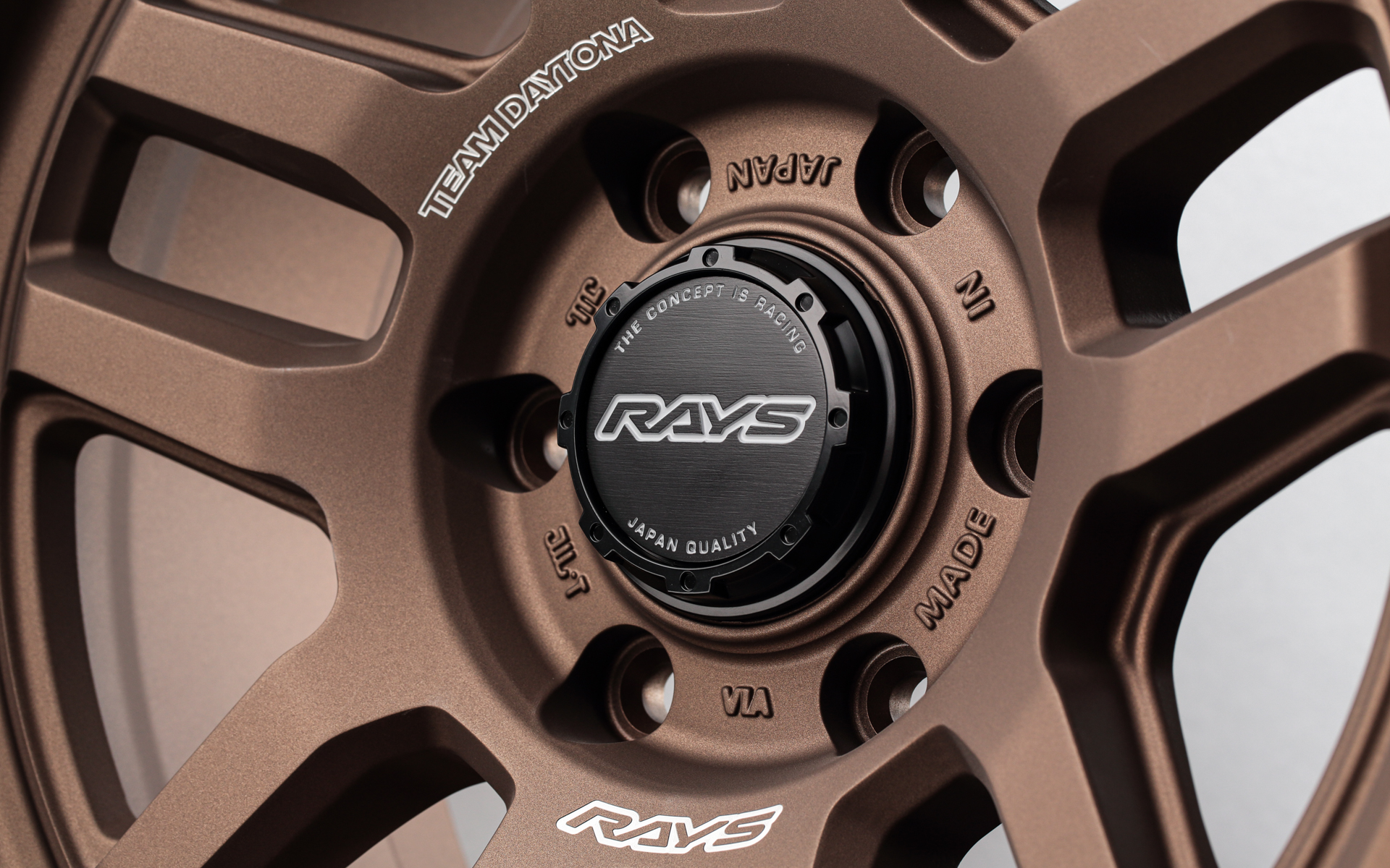 レイズの特許技術「A.M.T.」によって、ナットホールの外周部には「TEAM DAYTONA」と「RAYS」の文字が刻まれる