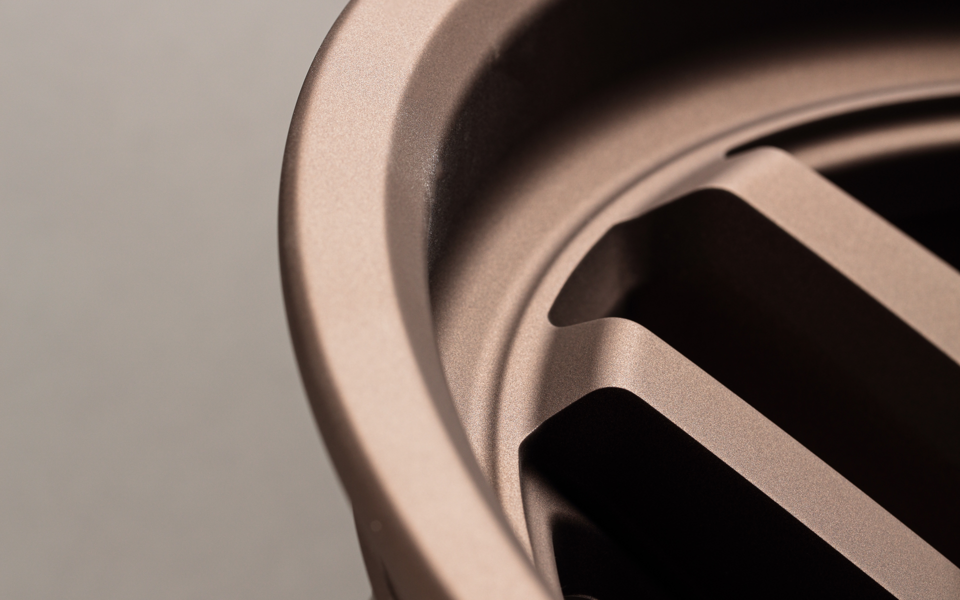 強めたコンケイブ感とリムの深さとスポークの落ち込みを高次元で融合