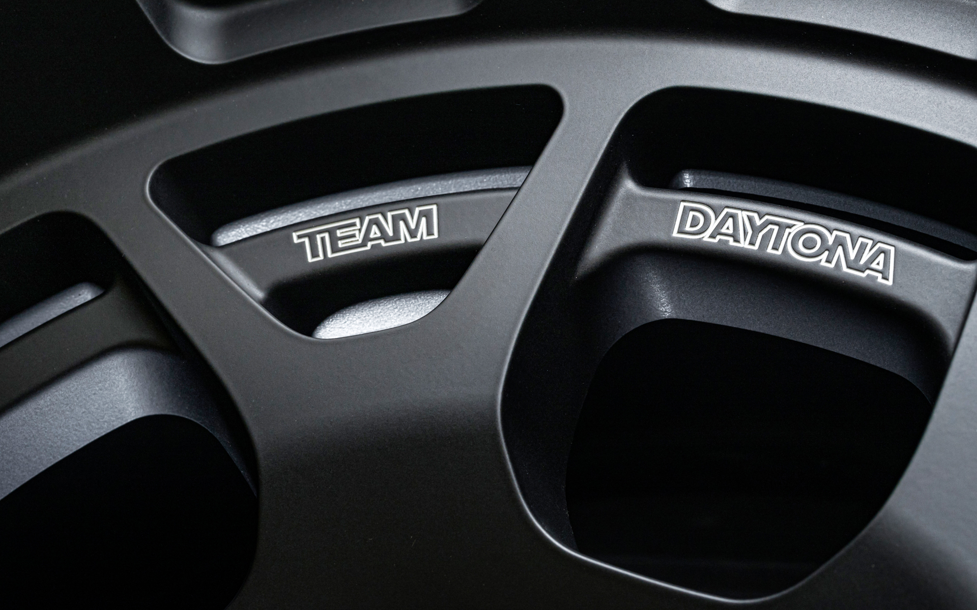 レイズの特許技術「A.M.T.」によって、スポーク間のリングには「TEAM DAYTONA」「RAYS」「MADE IN JAPAN」といった文字が刻まれる