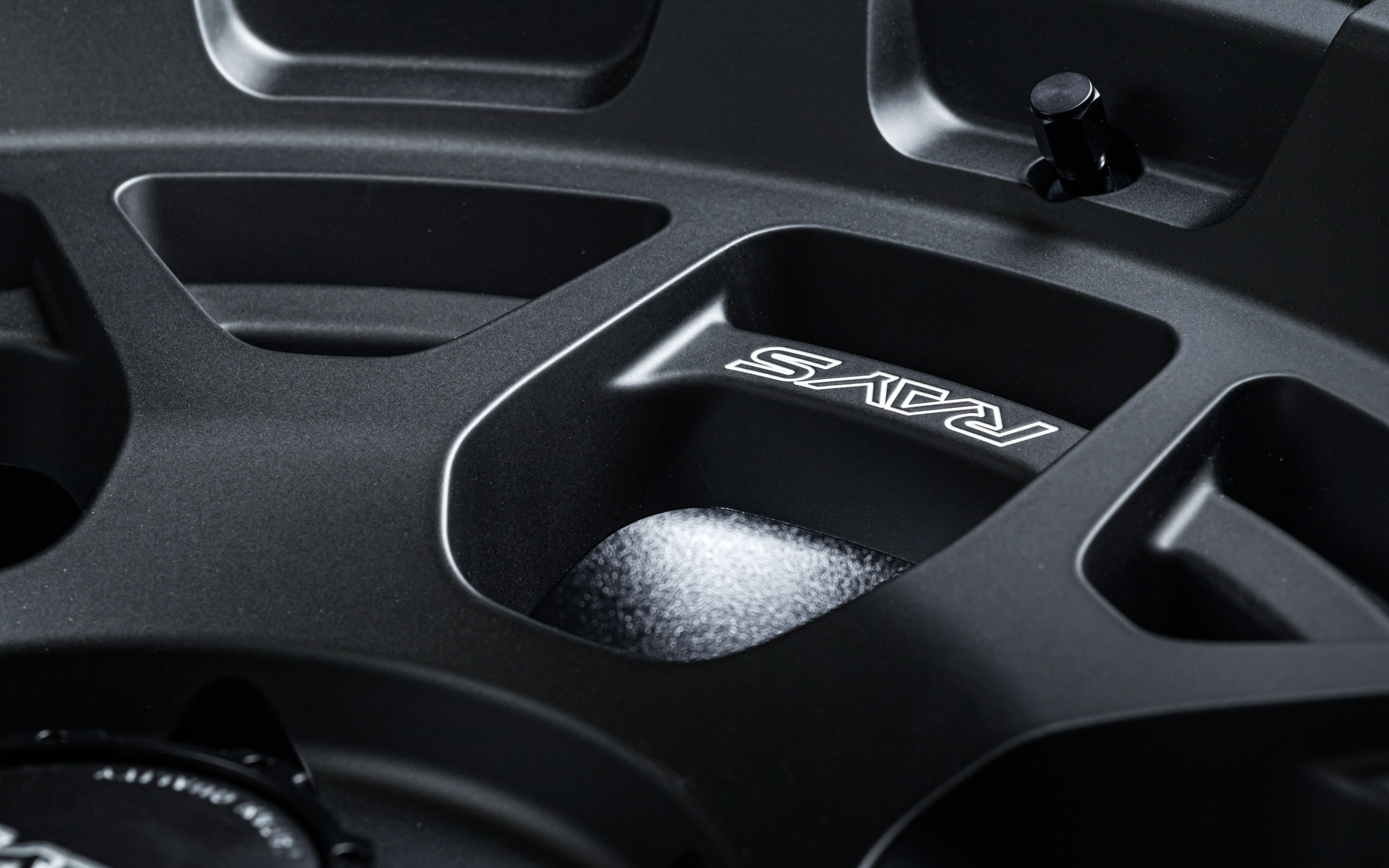 レイズの特許技術「A.M.T.」によって、スポーク間のリングには「TEAM DAYTONA」「RAYS」「MADE IN JAPAN」といった文字が刻まれる