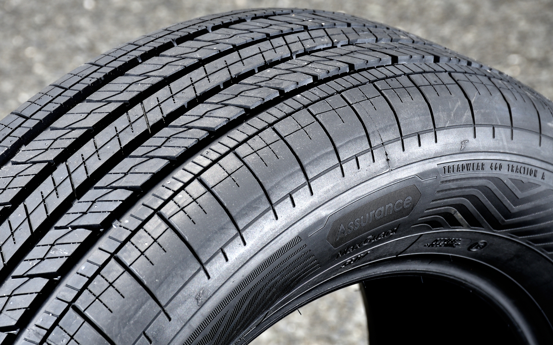 シリカを配合した「ActiveGripキャップコンパウンド」を採用し、水の層をより効率的に切るほか、ゴムの優れた物性と粘弾性によって濡れた路面でもしっかりグリップしてくれる