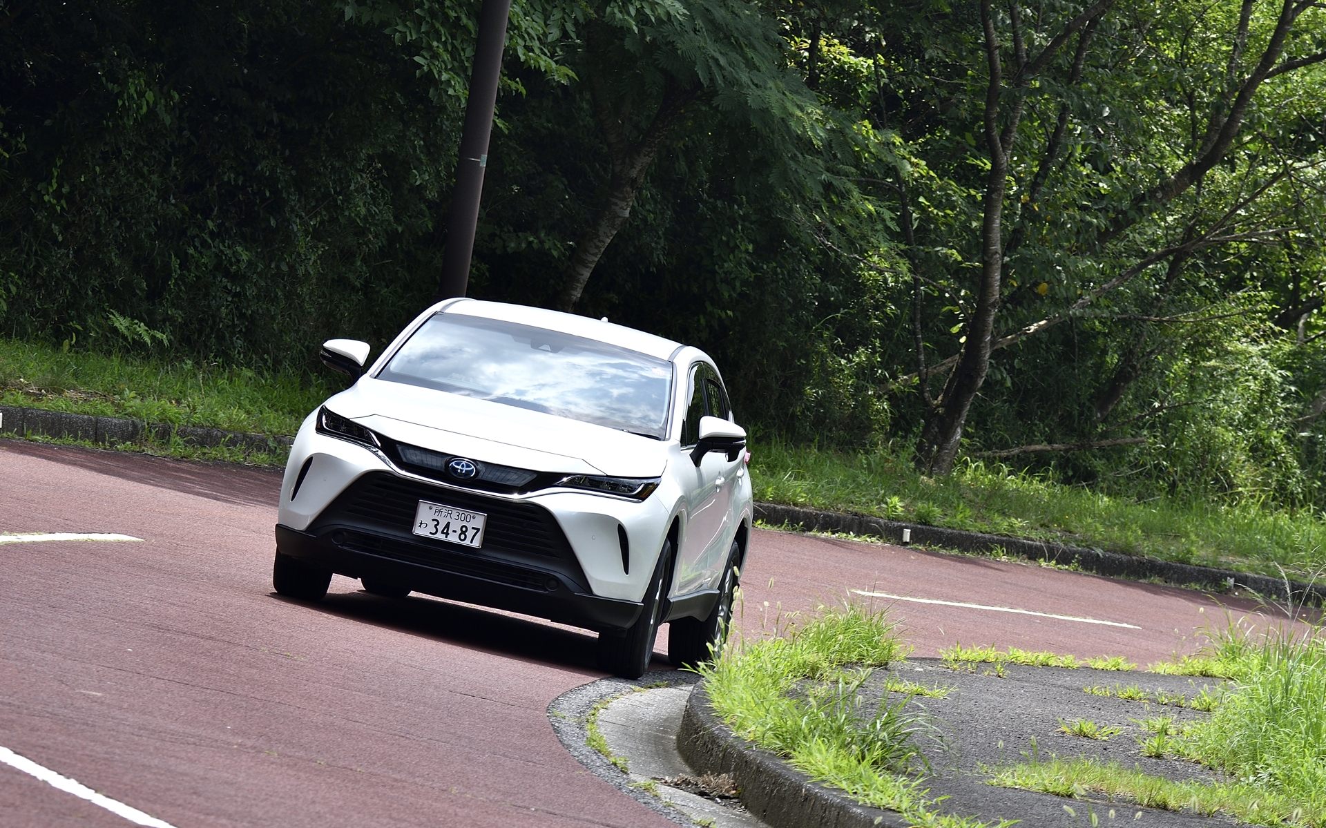 まず感じるのはステアリングのシャープな応答だった