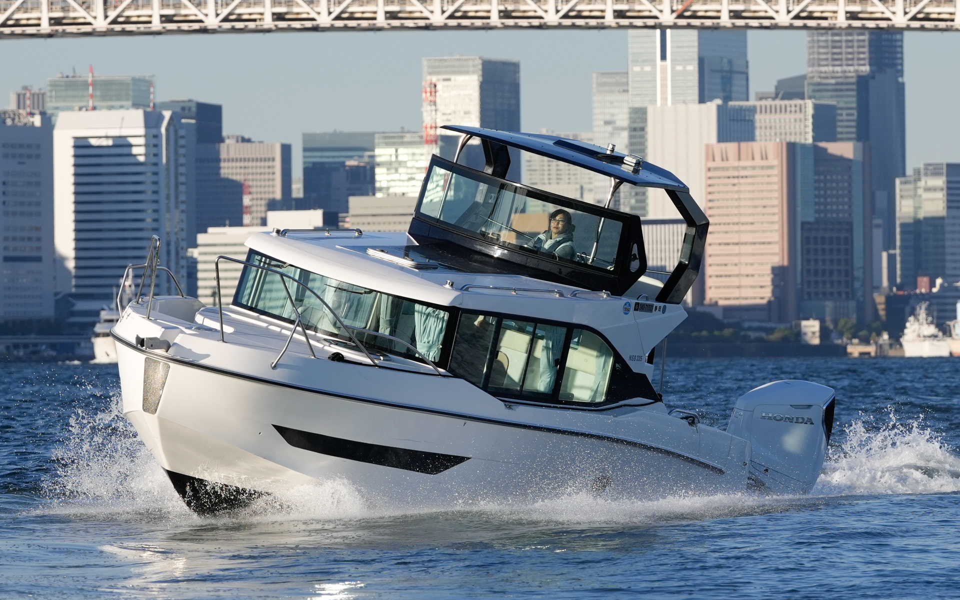 ホンダの新型フラグシップ船外機「BF350」を2基搭載した、ニュージャパンマリンの「NSB335」を試乗してみました