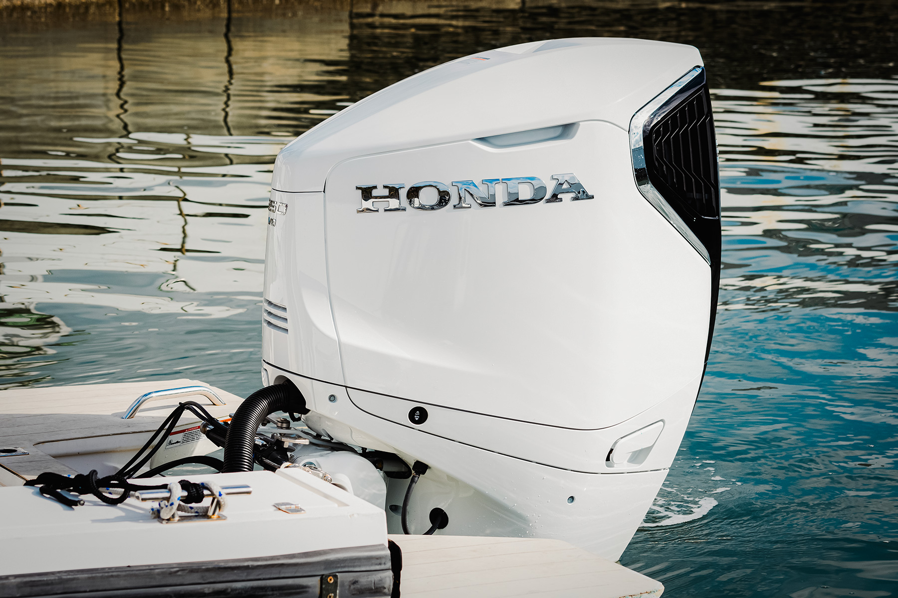 BF350搭載例。エンブレムは高級感のあるメッキ仕様