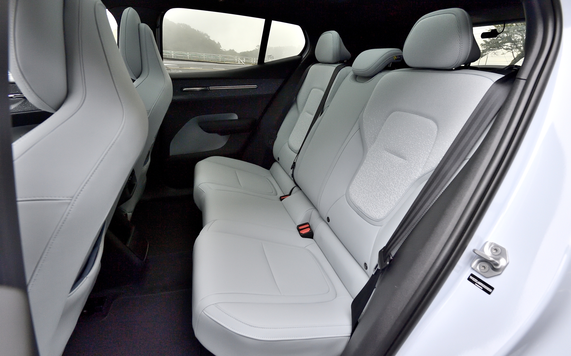 シート素材やデコラティブ・パネルに再生可能な素材やリサイクル素材を使用。内装は北欧の自然をイメージした「ブリーズ」「ミスト」の2種類を設定。試乗車は「ブリーズ」