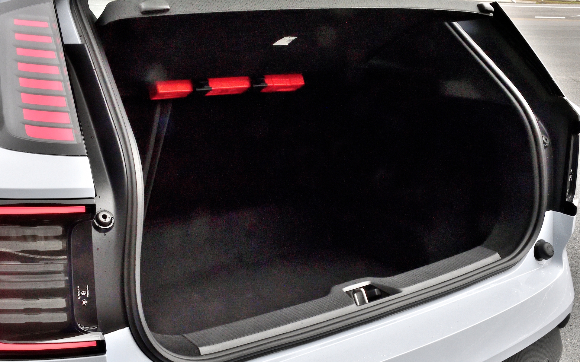 ラゲッジスペースの容量は318Lと必要十分なサイズ