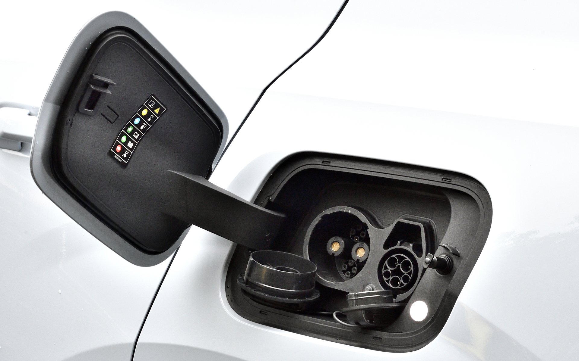 充電ポートは左サイドに配置。普通充電と急速充電（CHAdeMO）がセットになっている