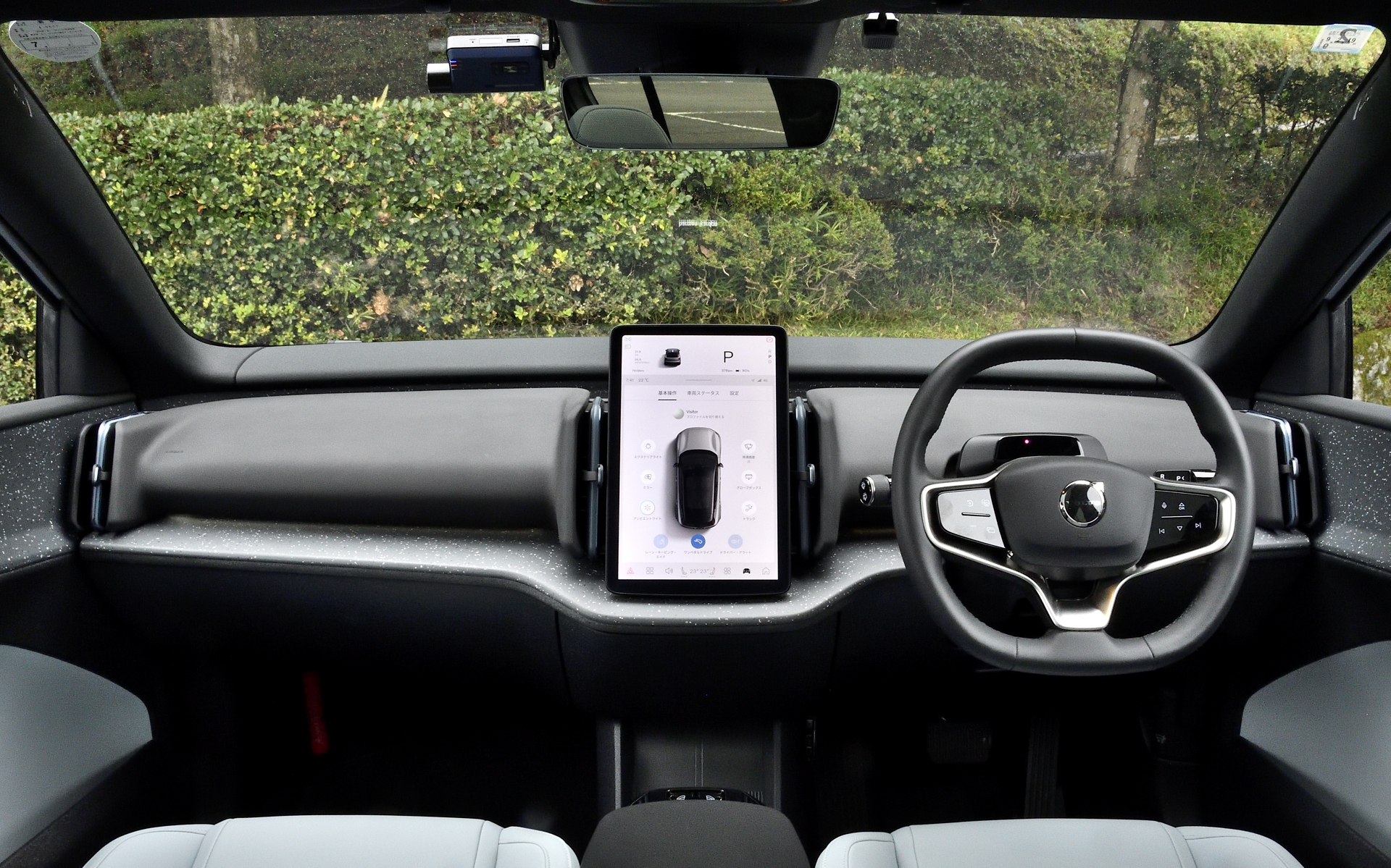 中央に12.3インチのタッチスクリーン式縦型モニターを配置。ドライバーの目線に近い上段に速度やシフト、運転支援機能など、中段にナビゲーション、下段にオーディオなどの情報を表示する