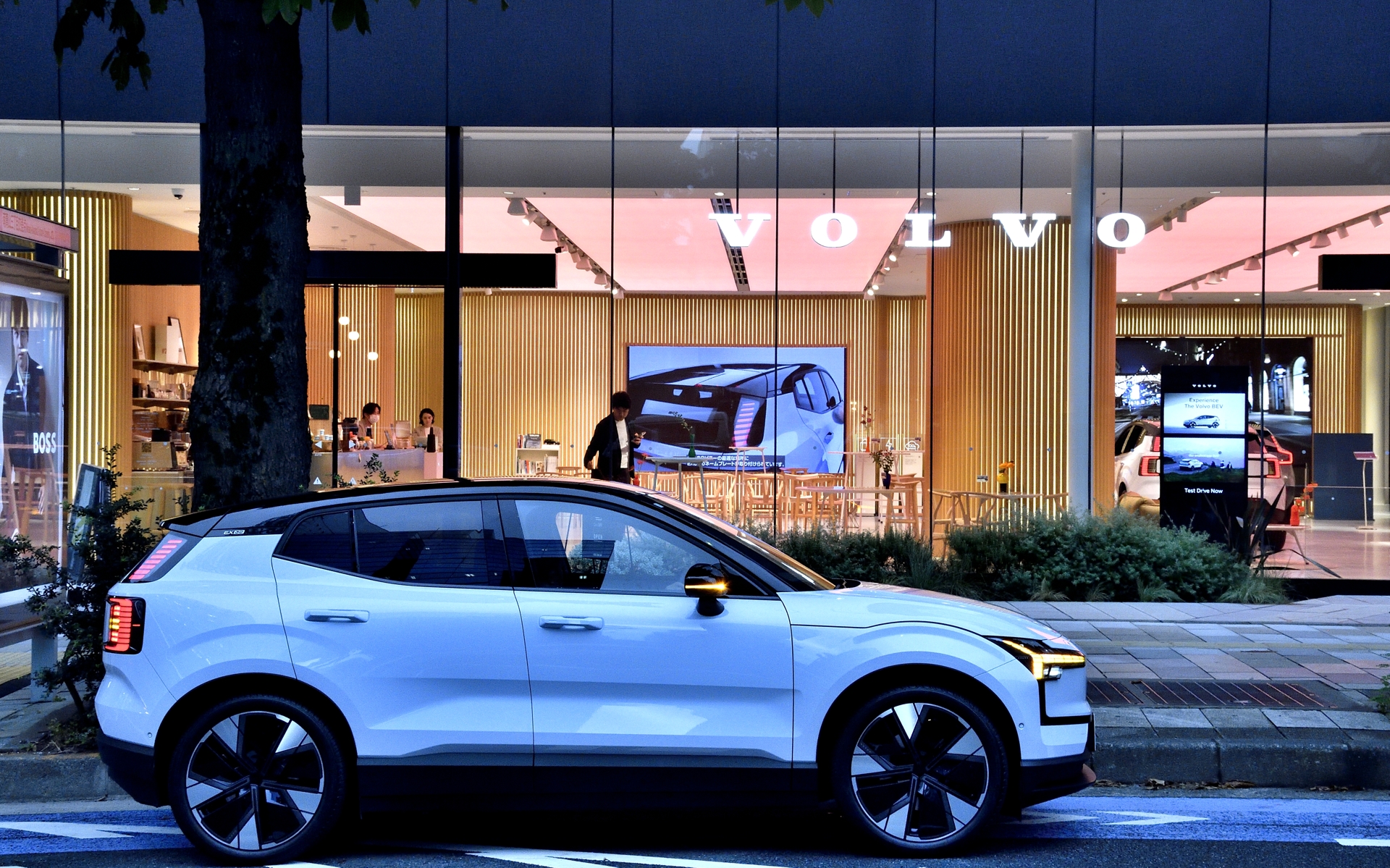 無事その日のうちに東京青山の「Volvo Studio Tokyo」に到着