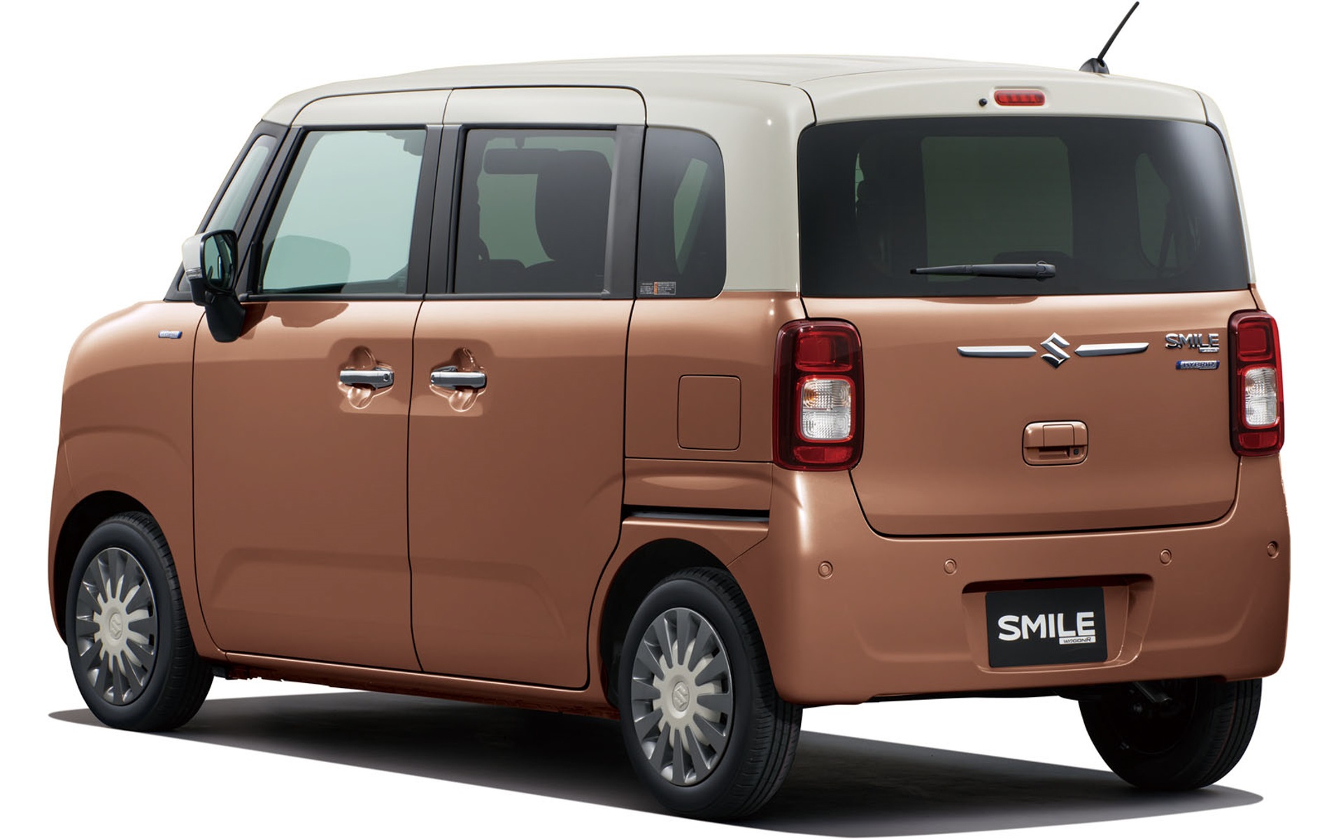 グレード「HYBRID X」は、メッキバックドアガーニッシュの意匠を変更した。画像は新色トーニーブラウンメタリック