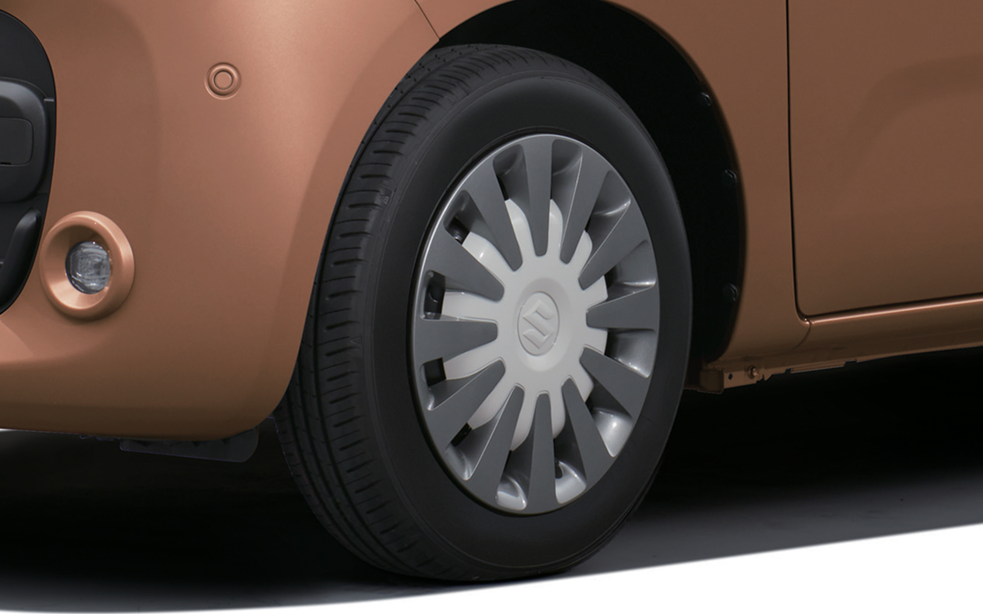 HYBRID X用の2トーンカラーのフルホイールキャップには、新たに「ガンメタリック＆ソフトベージュ」を採用。従来色「ガンメタリック＆シルバー」も継承している（装着はボディカラーによって異なる）