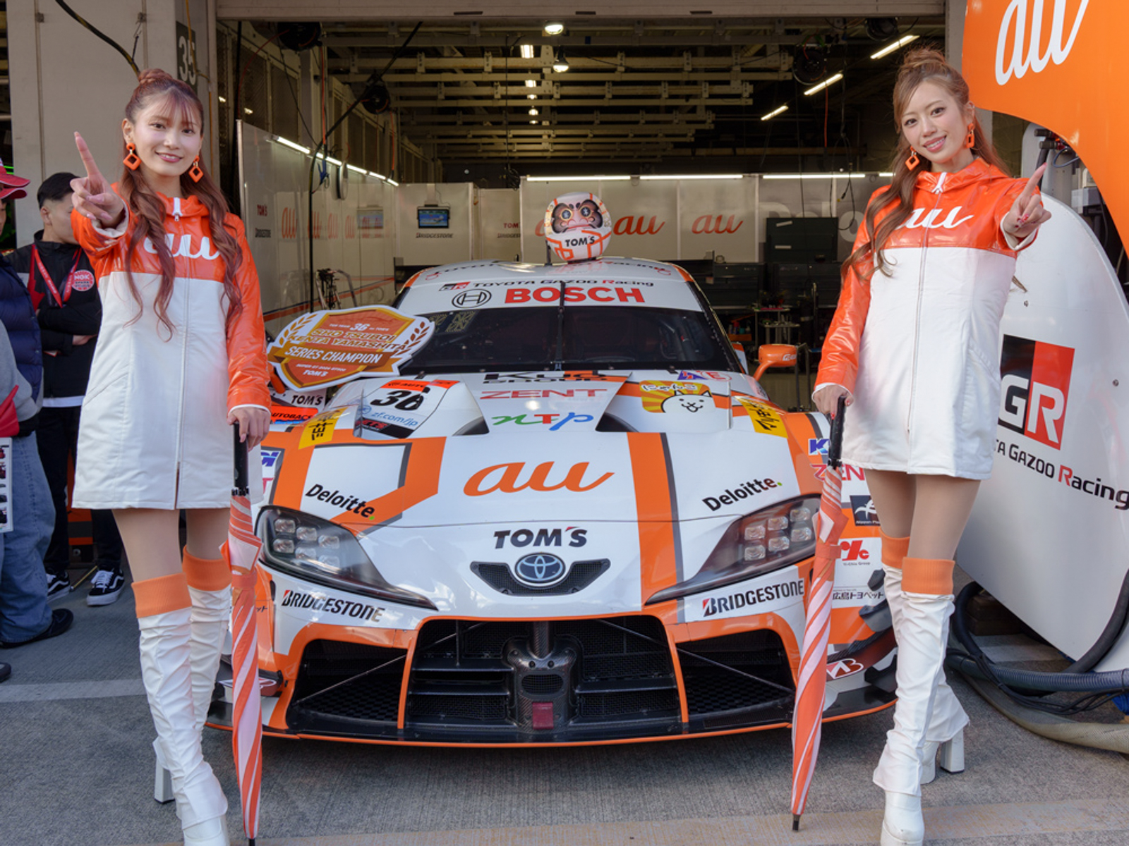 TGR TEAM au TOM'Sのレースアンバサダーは辻門アネラさん（左）と央川かこさん（右）が務める