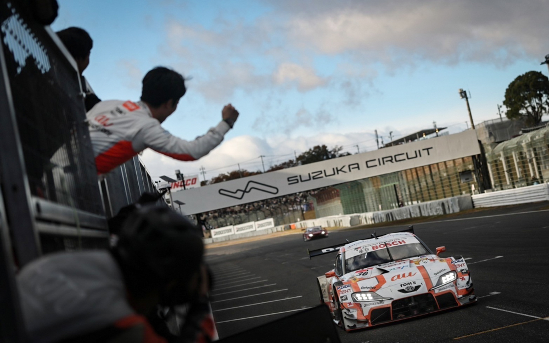 KDDIは2016年からSUPER GTにて「TOM'S」のスポンサードを実施。シリーズチャンピオンの獲得は2021年、2023年に続き3回目となる