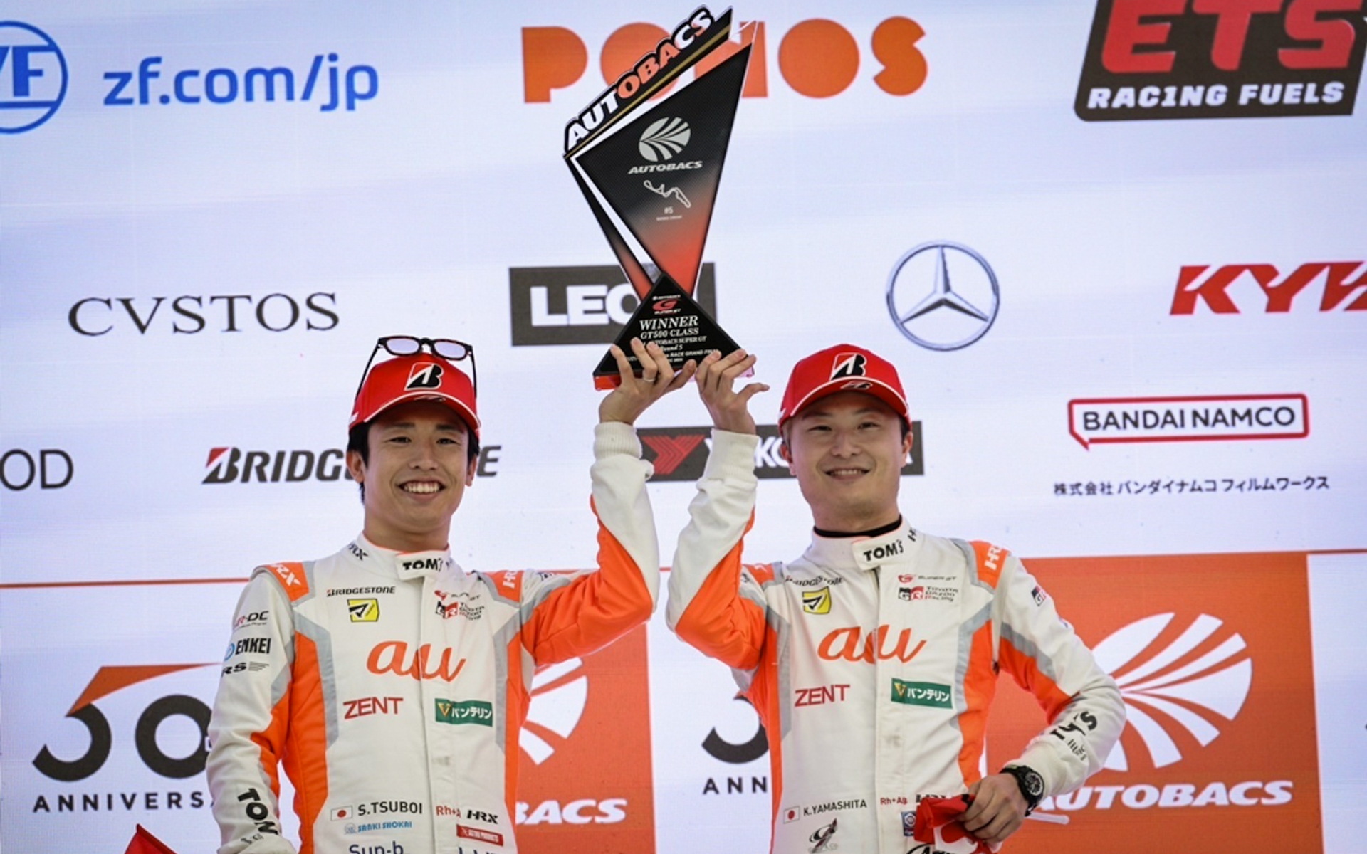 優勝トロフィーを掲げるドライバーの坪井翔選手（左）と山下健太選手（右）