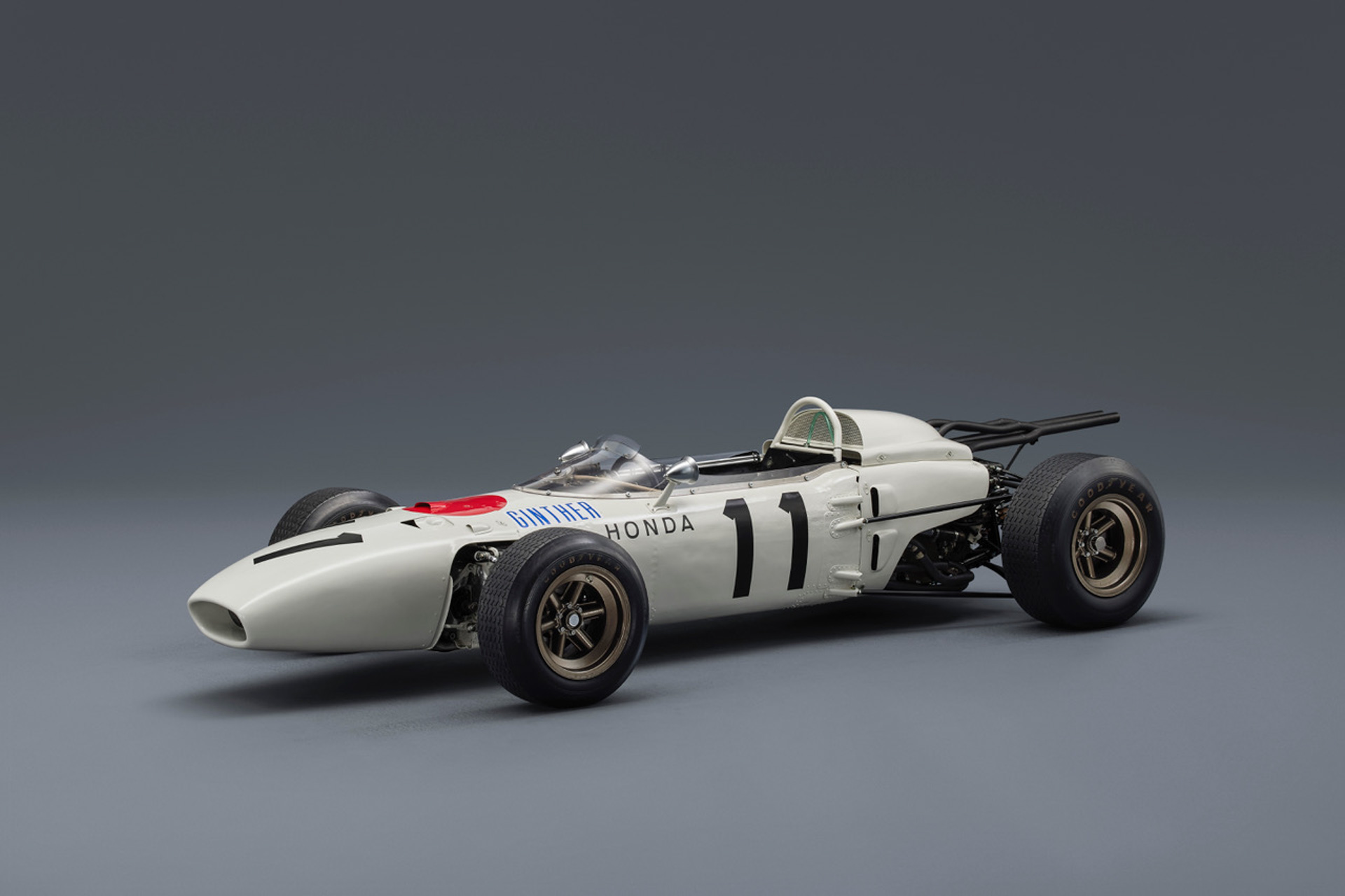 「Honda RA272」は60年前の1965年に、Hondaが記念すべきF1初優勝を挙げたマシン。佐藤琢磨選手がステアリングを握り、貴重なデモランを披露する