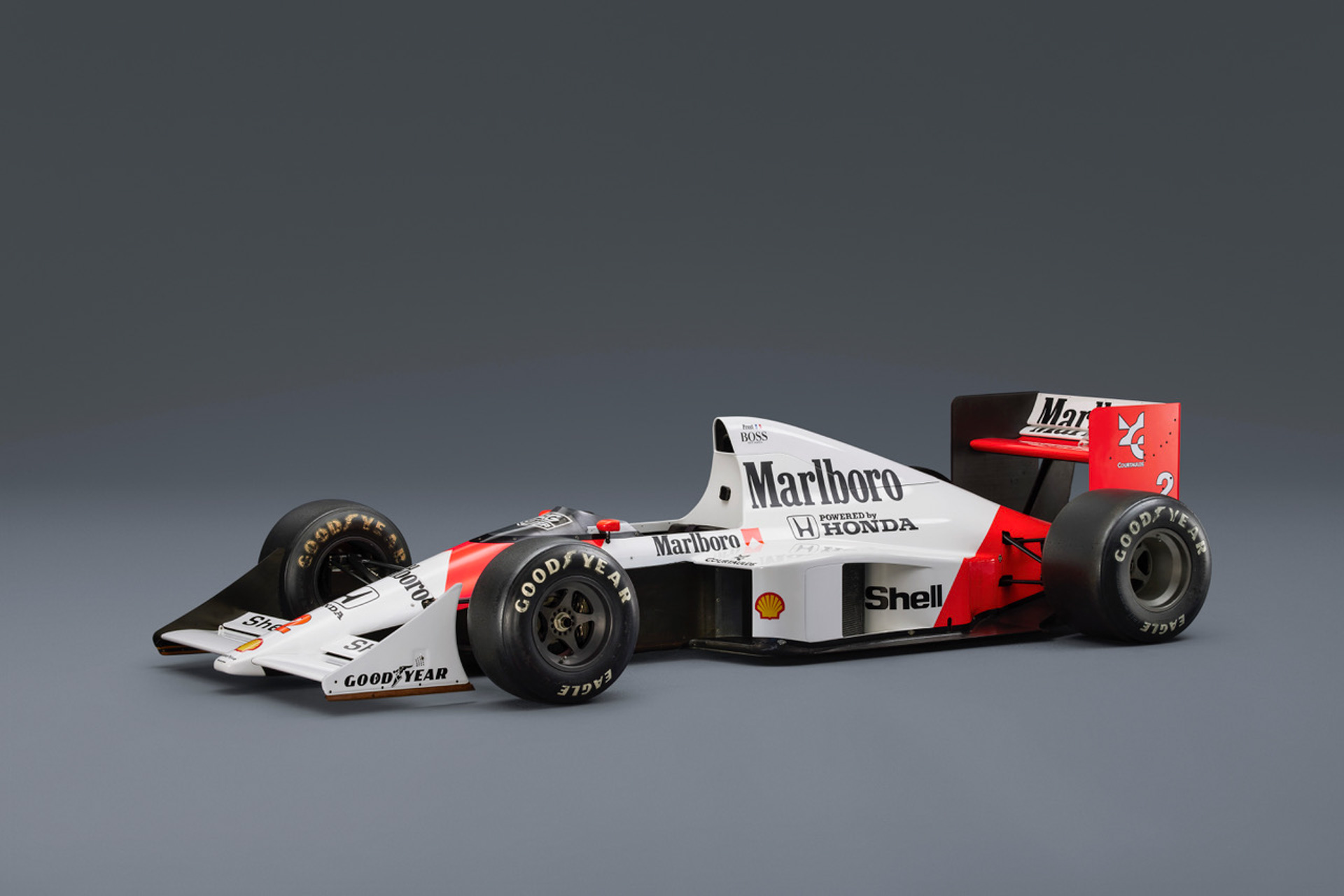 エンジン始動が行なわれる「マクラーレンHonda MP4/5」は、1989年のF1世界選手権で16戦10勝を記録し、ドライバーズ、コンストラクターズのダブルタイトルを獲得したマシン