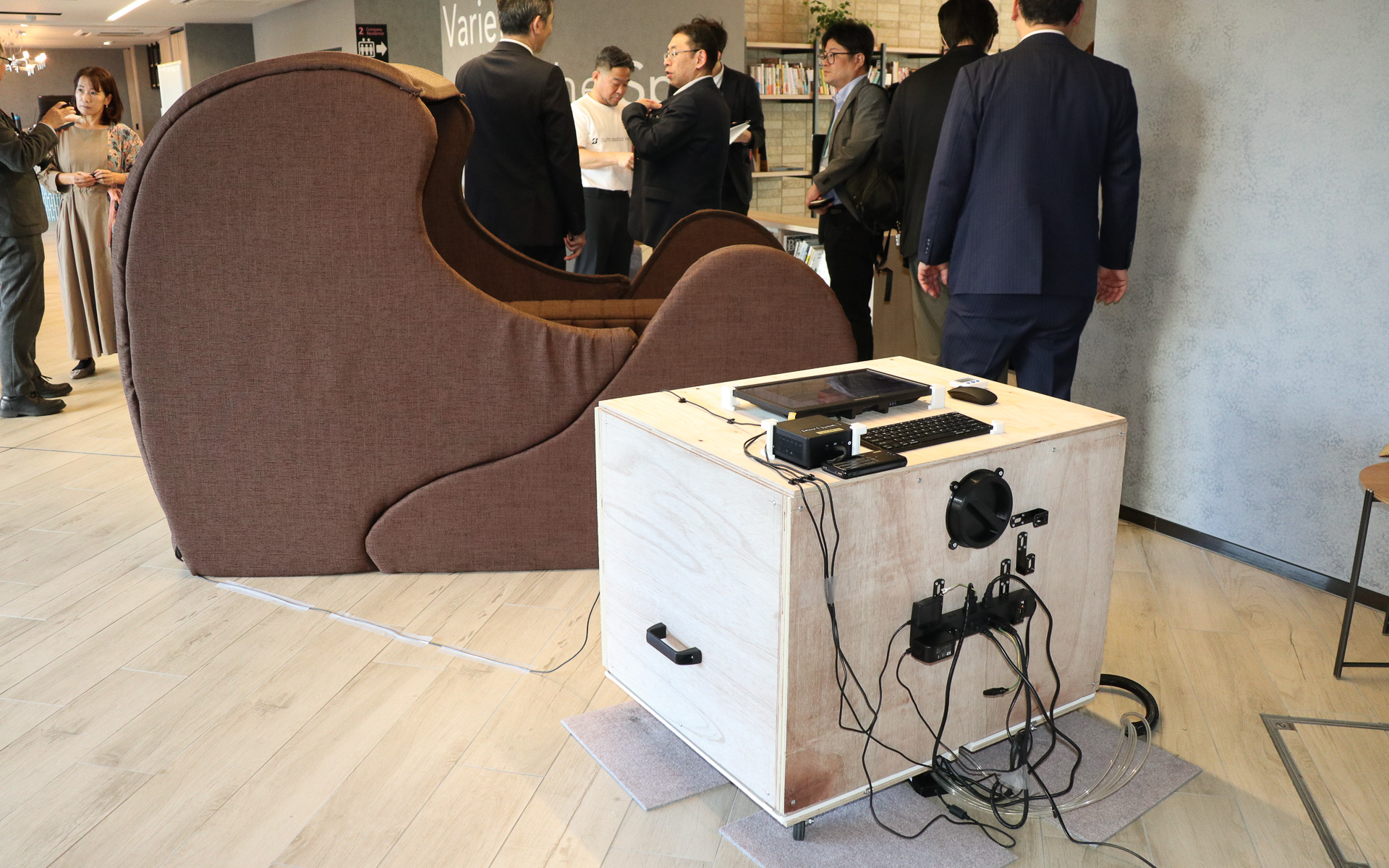 umaruは左隣に置かれている木製ボックスの制御用PCやコンプレッサーなどで動きを制御している