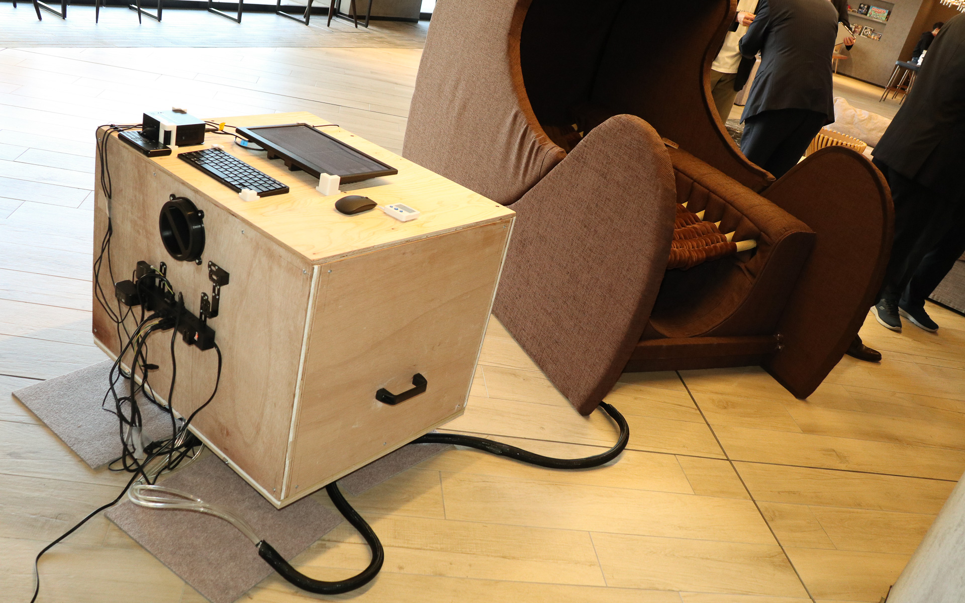 umaruは左隣に置かれている木製ボックスの制御用PCやコンプレッサーなどで動きを制御している