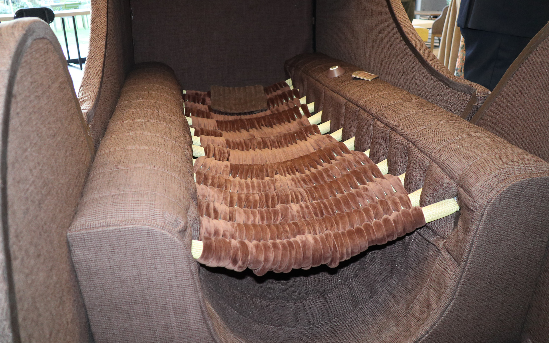 計14本のゴム人工筋肉をハンモック状に並べ、上下動によって体験者に心の脱力やリラックス感を提供する