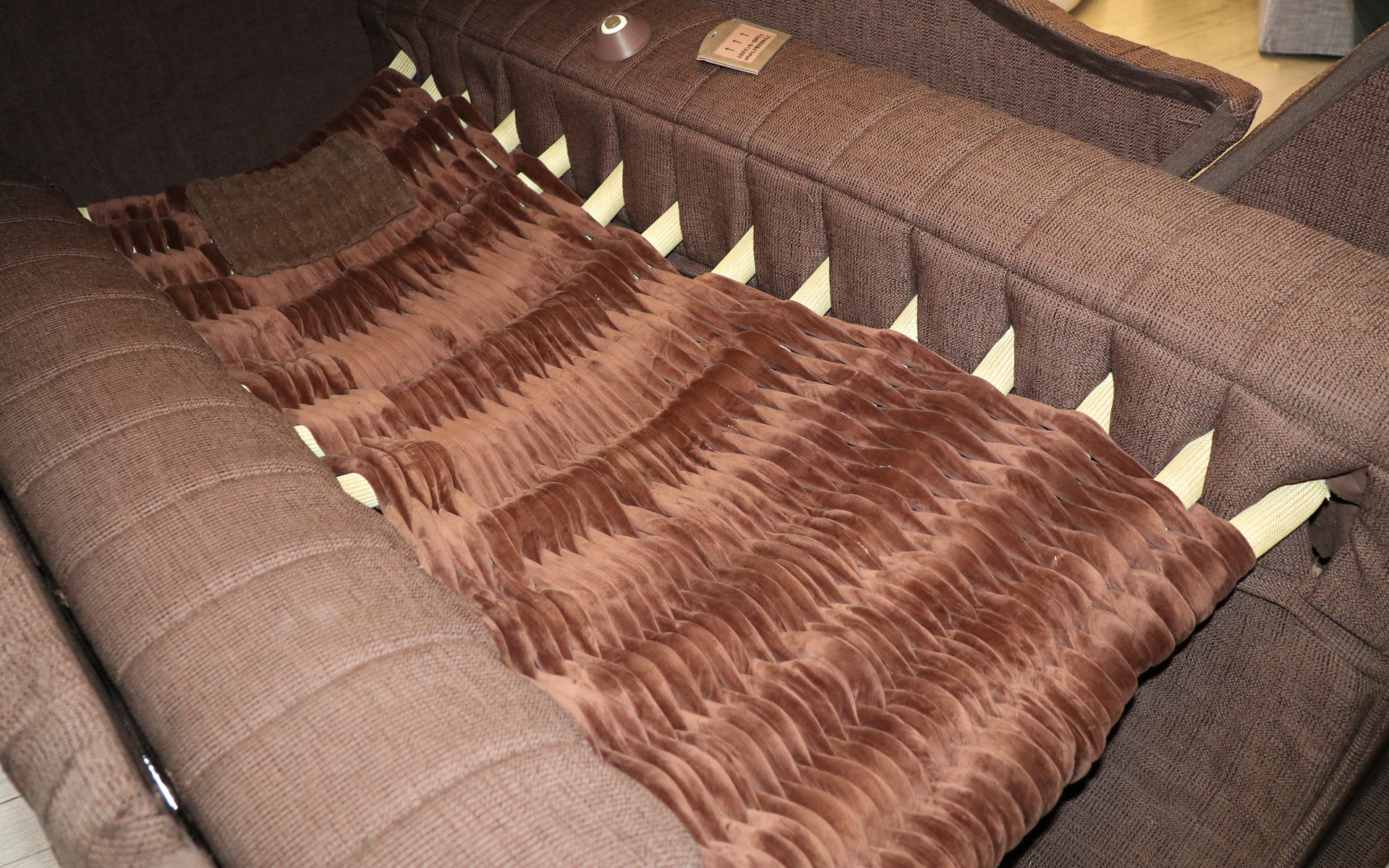 仰向けに寝た体験者の左手側に設置されたボタンを押すことで作動がスタート。1回の作動時間は3分半に設定されている