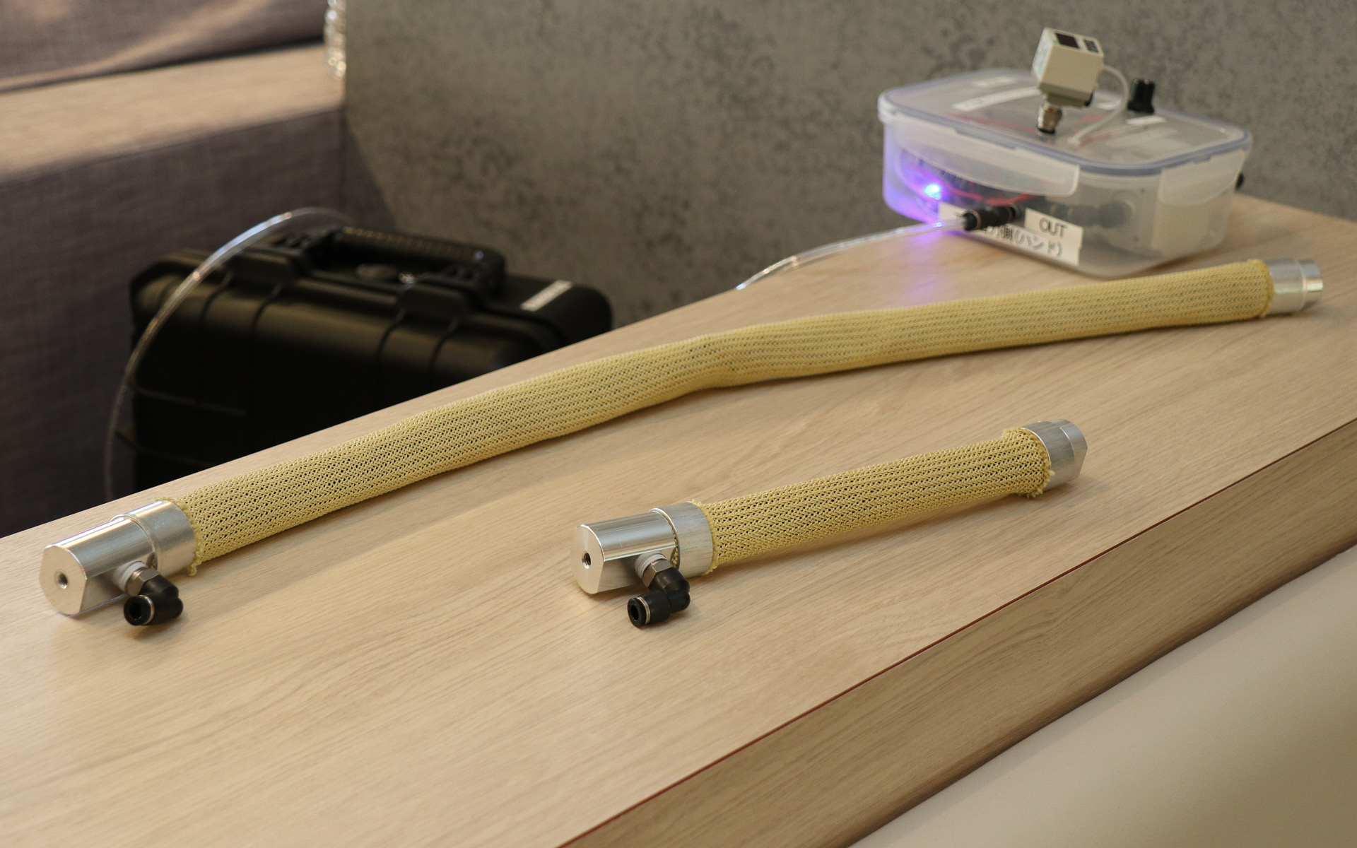 ブリヂストンのゴム人工筋肉。「伸縮するタイプ」と「曲がるタイプ」の2タイプがある