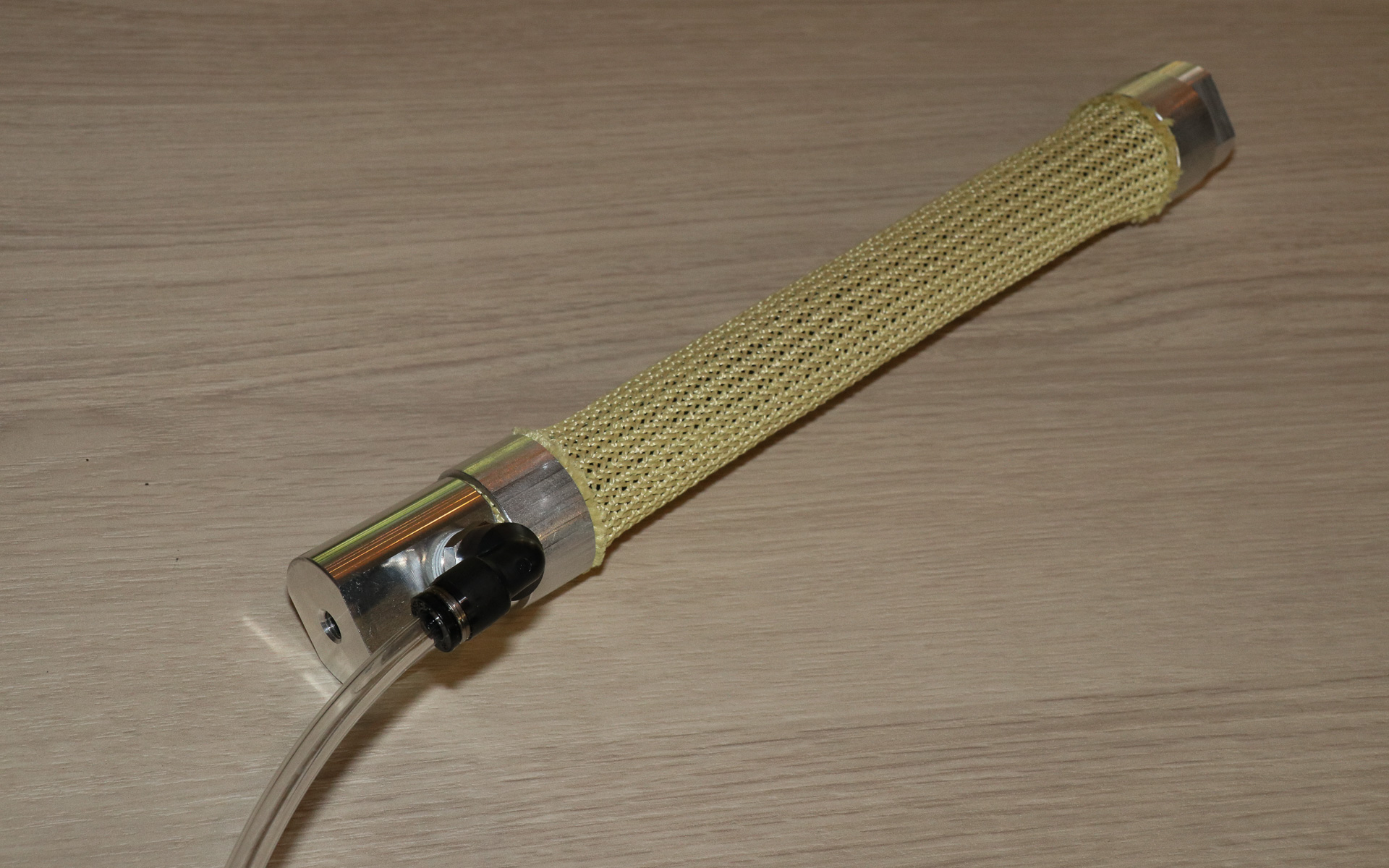 ブリヂストンのゴム人工筋肉。「伸縮するタイプ」と「曲がるタイプ」の2タイプがある