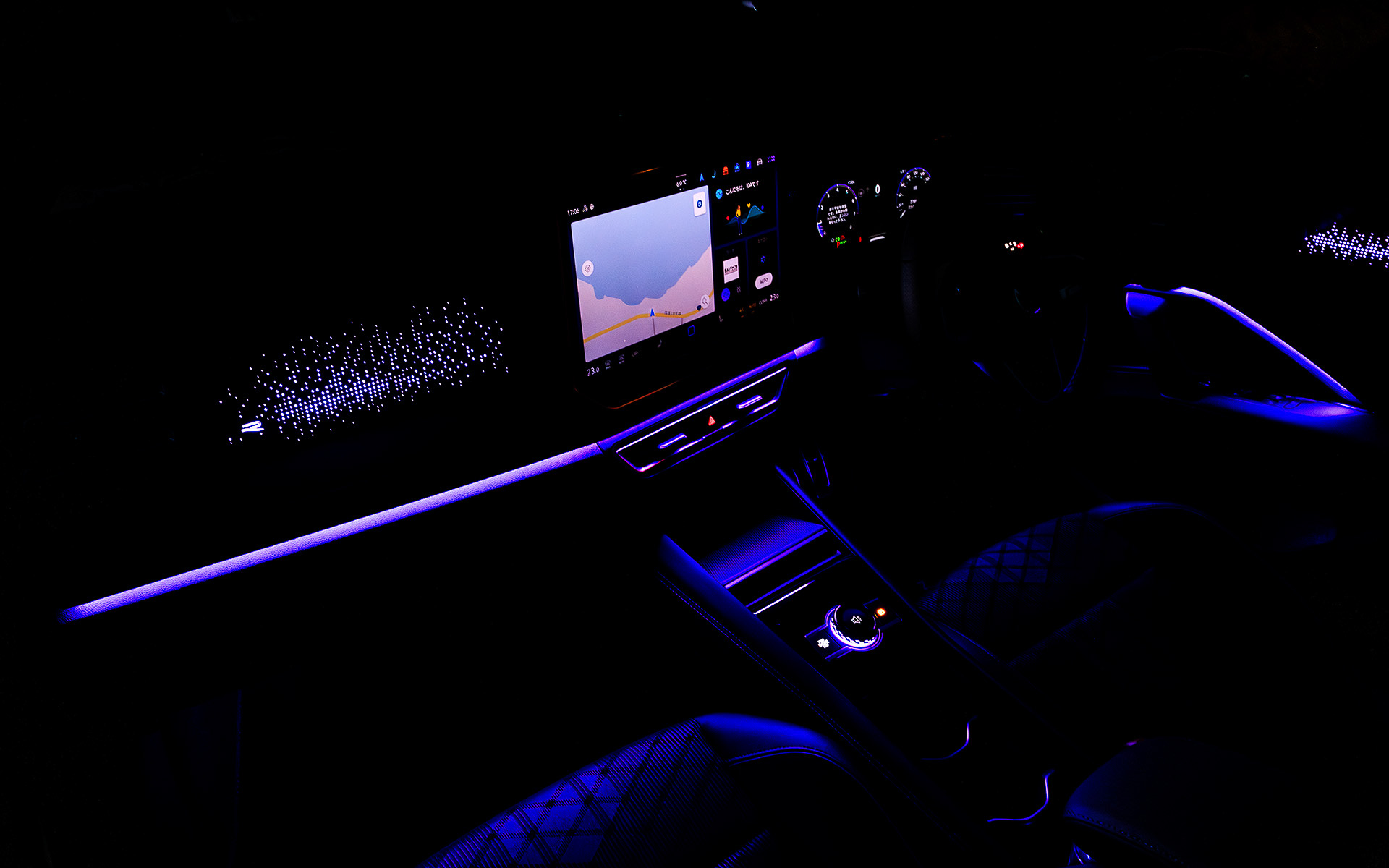 夜になるとアンビエントライト（カラー調整機能付）が車内を彩ってくれる。カラーは30色用意