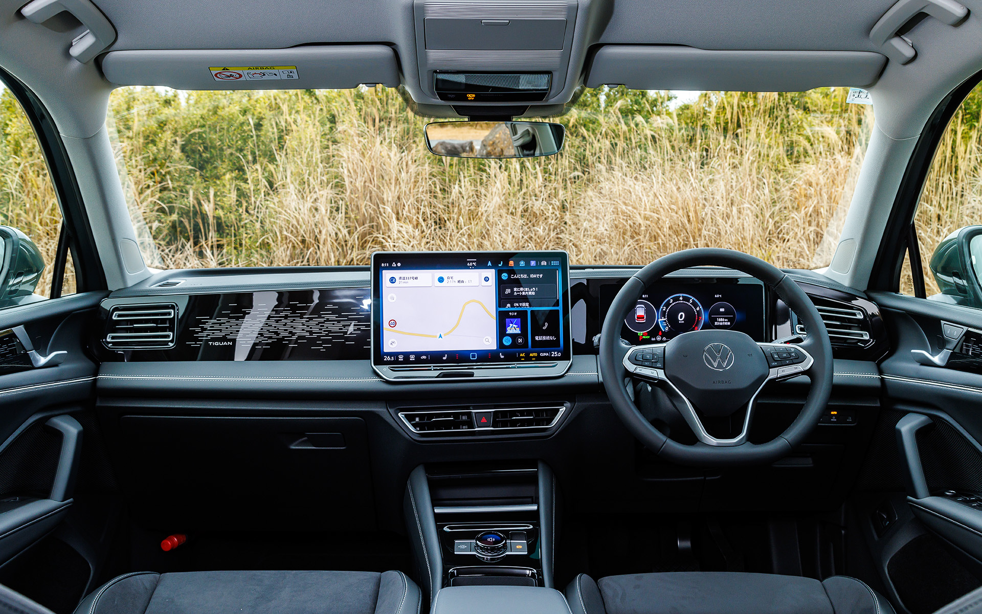 エレガンスのインテリア。新型ティグアンでは15インチティスプレイを採用する“Discover Pro Max”（エレガンス/R-Line）を搭載したのが新しい。またシフト操作はBEV「ID.4」と同様にステアリング右側のレバーで行なうようになった