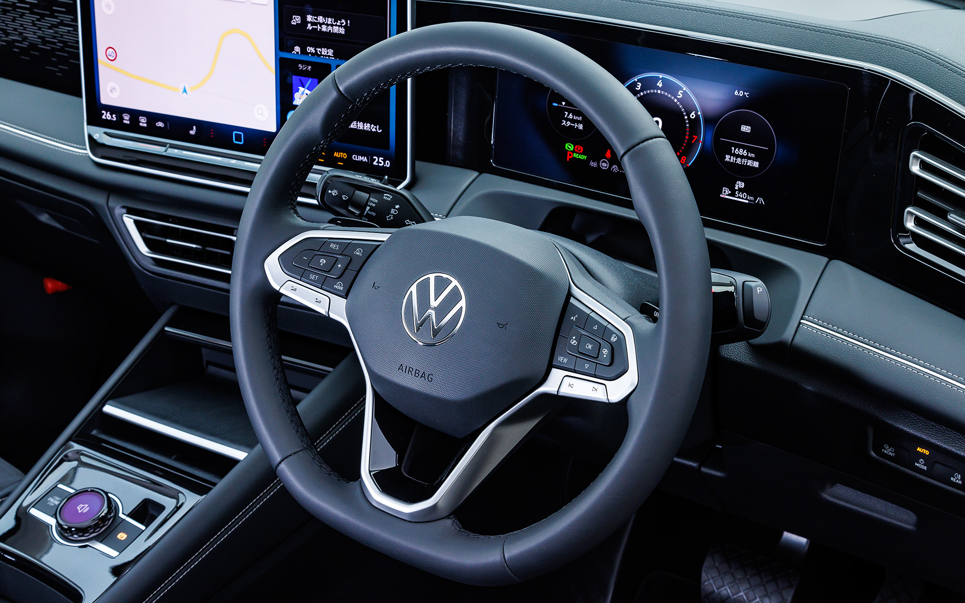 エレガンスのインテリア。新型ティグアンでは15インチティスプレイを採用する“Discover Pro Max”（エレガンス/R-Line）を搭載したのが新しい。またシフト操作はBEV「ID.4」と同様にステアリング右側のレバーで行なうようになった