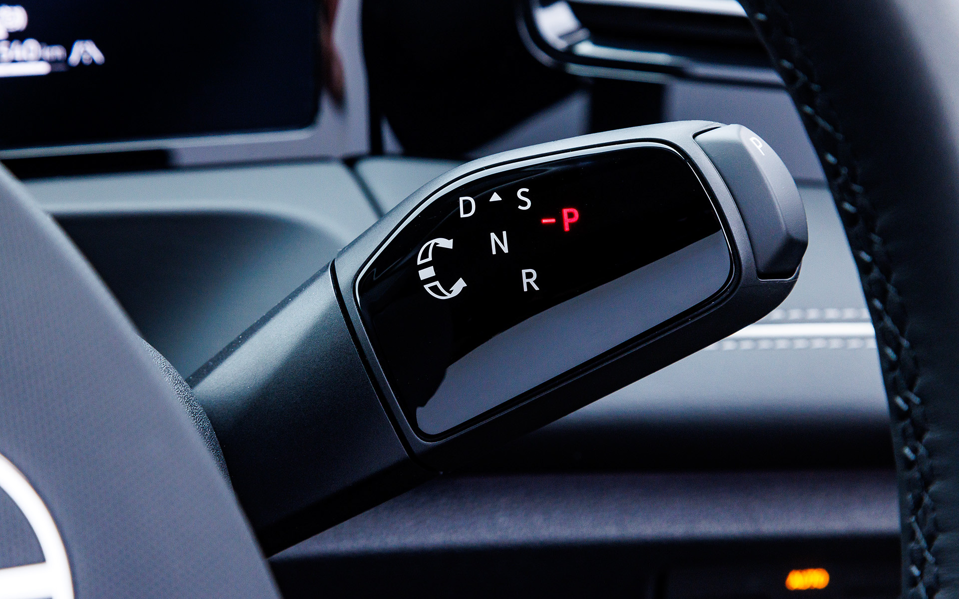 エレガンスのインテリア。新型ティグアンでは15インチティスプレイを採用する“Discover Pro Max”（エレガンス/R-Line）を搭載したのが新しい。またシフト操作はBEV「ID.4」と同様にステアリング右側のレバーで行なうようになった