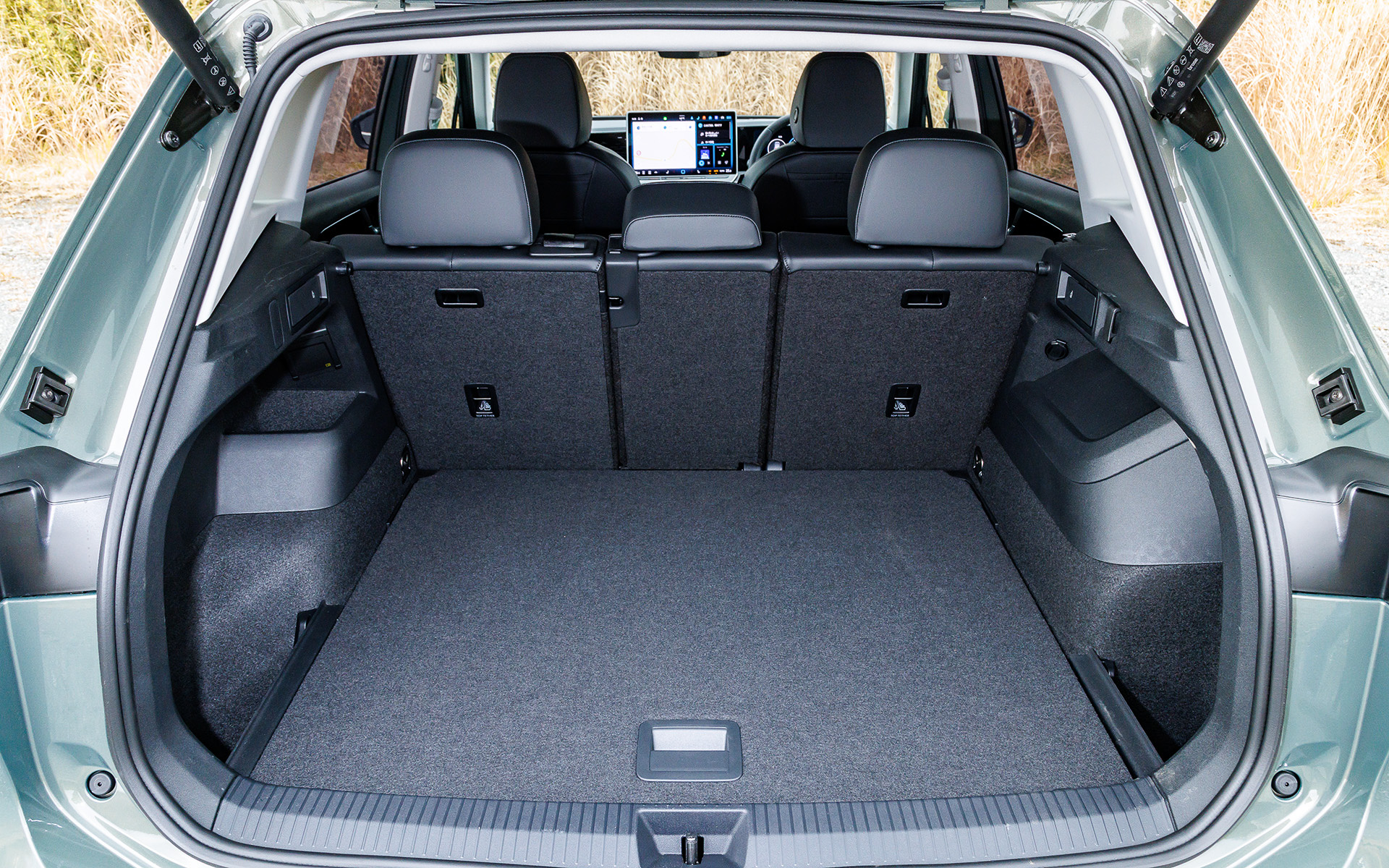 ラゲッジスペースのレイアウト。スペース自体、先代モデルから37L拡大して652Lを実現