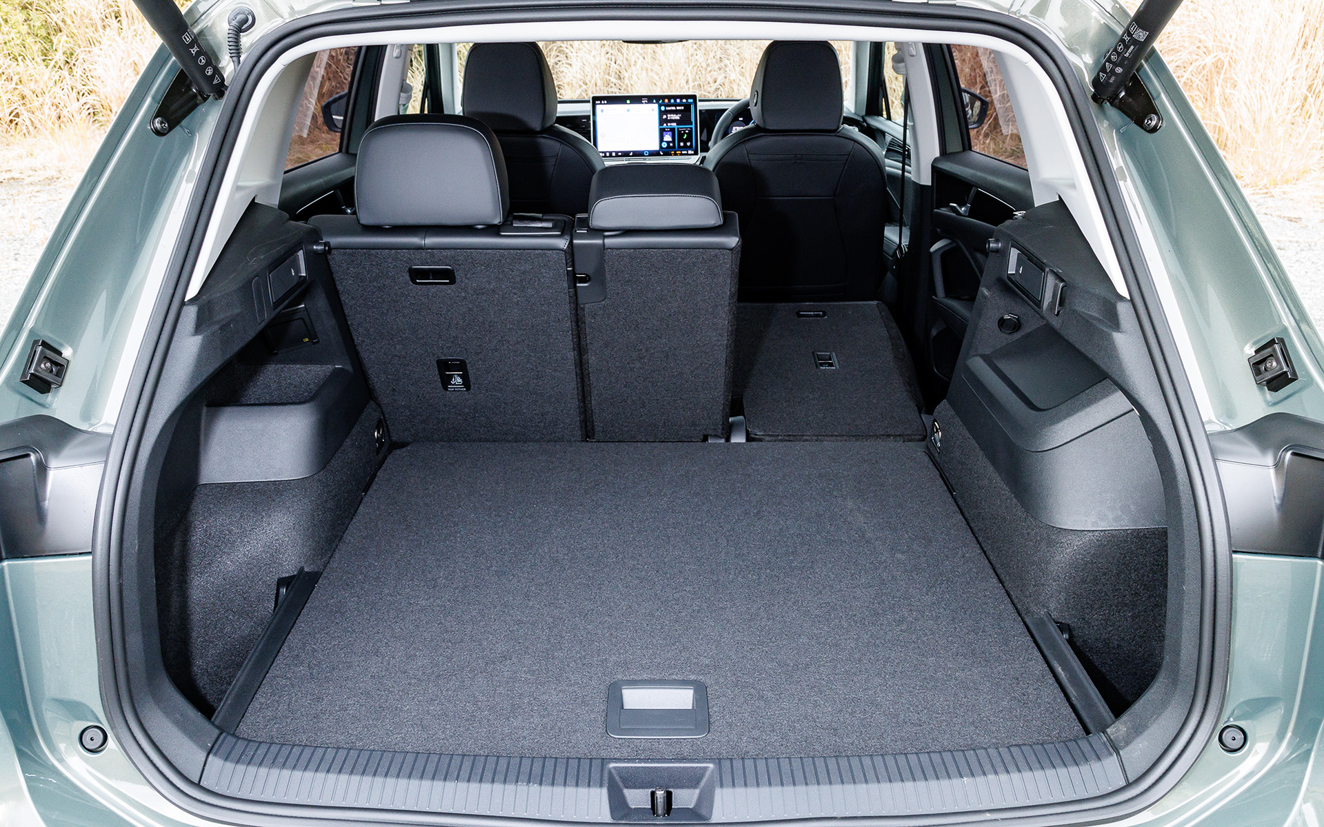 ラゲッジスペースのレイアウト。スペース自体、先代モデルから37L拡大して652Lを実現