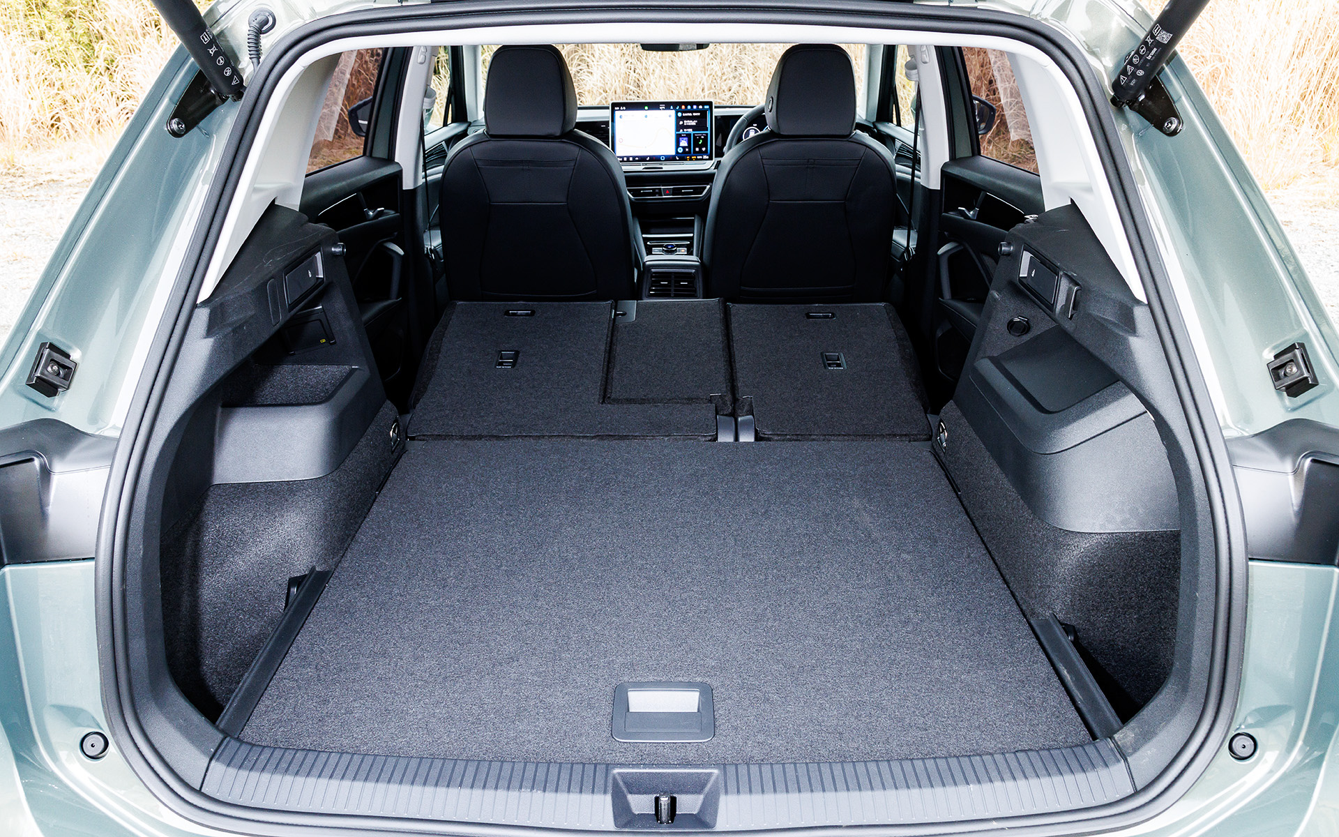 ラゲッジスペースのレイアウト。スペース自体、先代モデルから37L拡大して652Lを実現