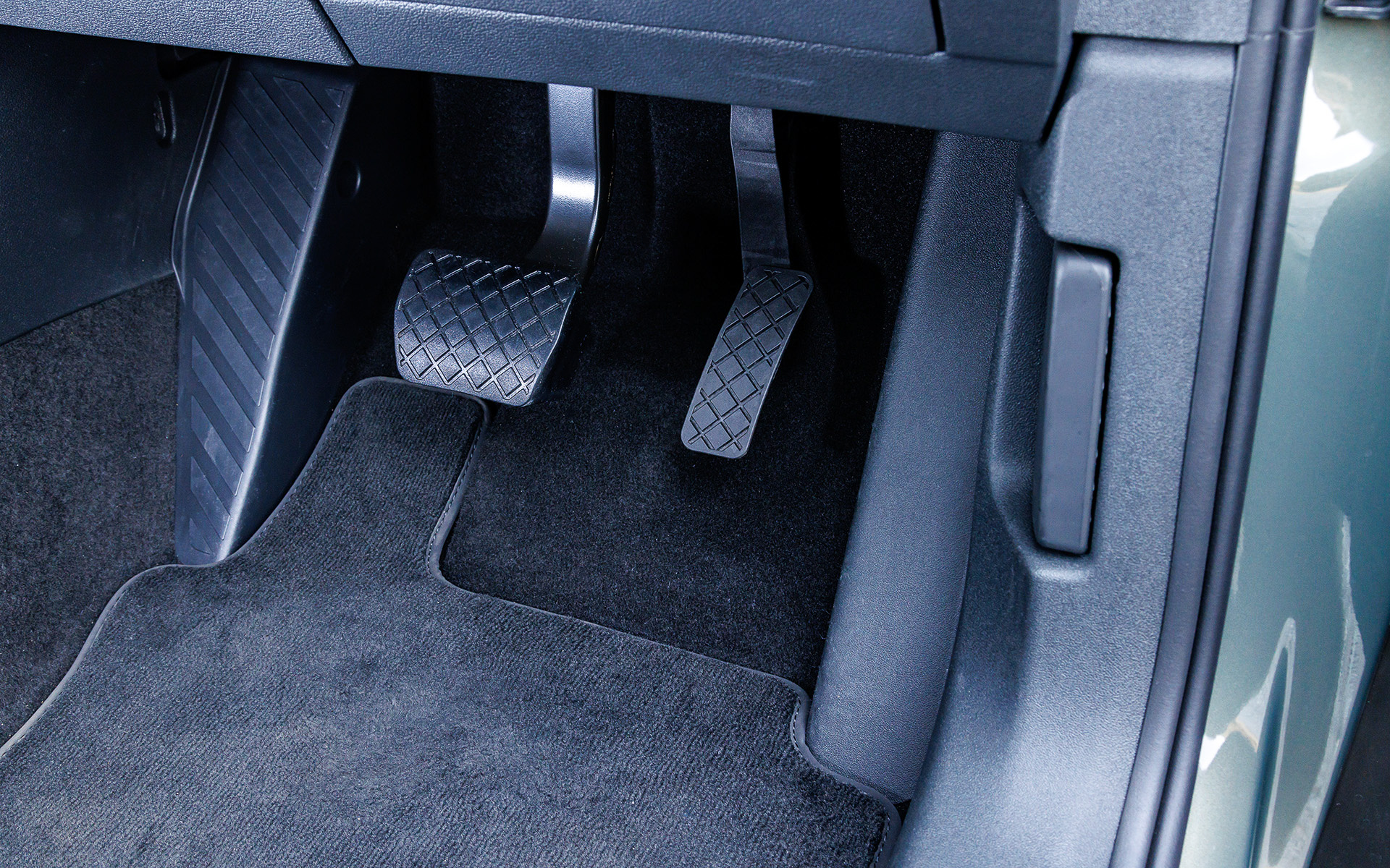 ペダルレイアウト。左側のみならず右側にもフットレストを備える