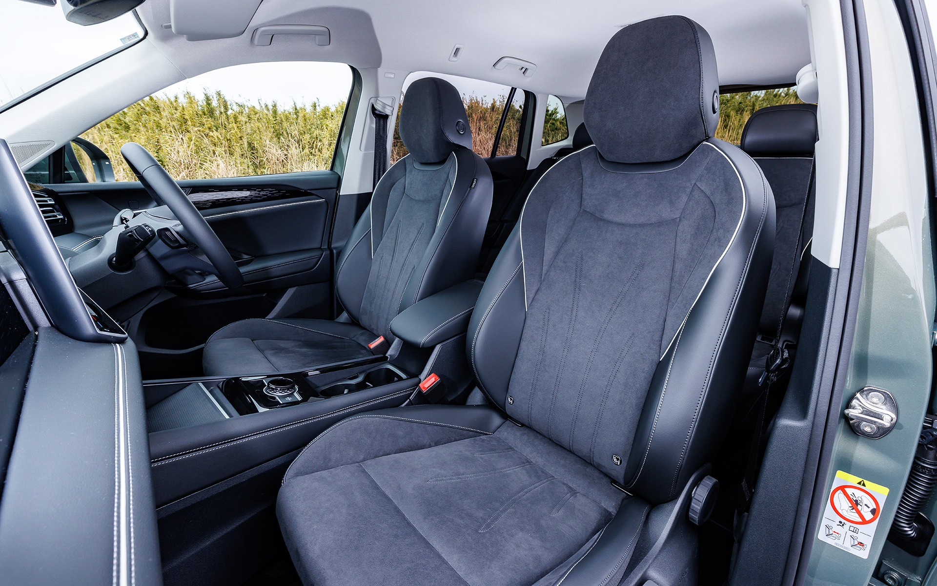 エレガンスとR-Lineは3ポイントの空気圧式リラクゼーション機能付シートを運転席に標準装備。オプションで用意される「レザーシートパッケージ」を装着すると、8種類のパターンから選択できる10ポイントの空気圧式リラクゼーション機能を運転席・助手席の両席に搭載できる