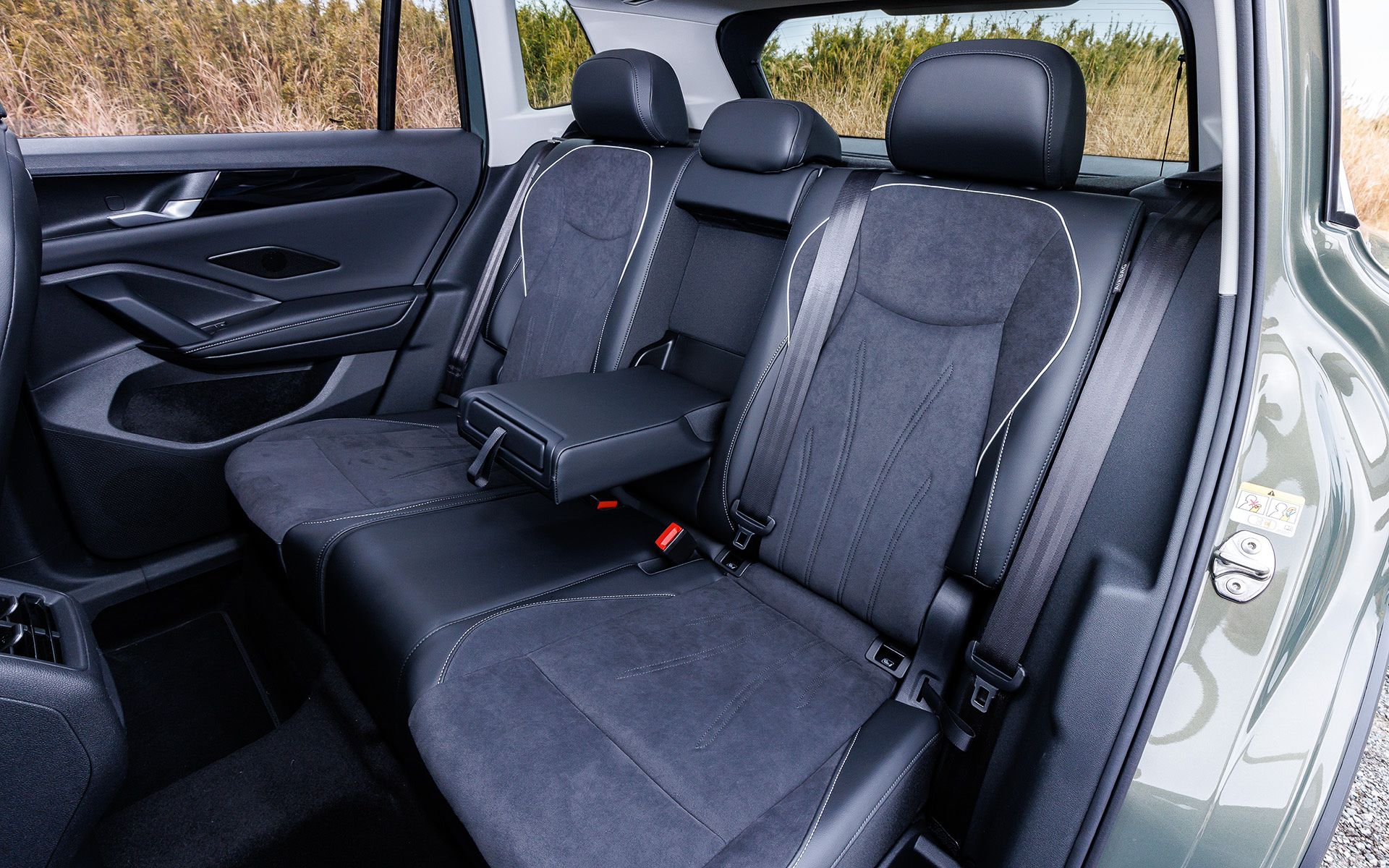 エレガンスとR-Lineは3ポイントの空気圧式リラクゼーション機能付シートを運転席に標準装備。オプションで用意される「レザーシートパッケージ」を装着すると、8種類のパターンから選択できる10ポイントの空気圧式リラクゼーション機能を運転席・助手席の両席に搭載できる