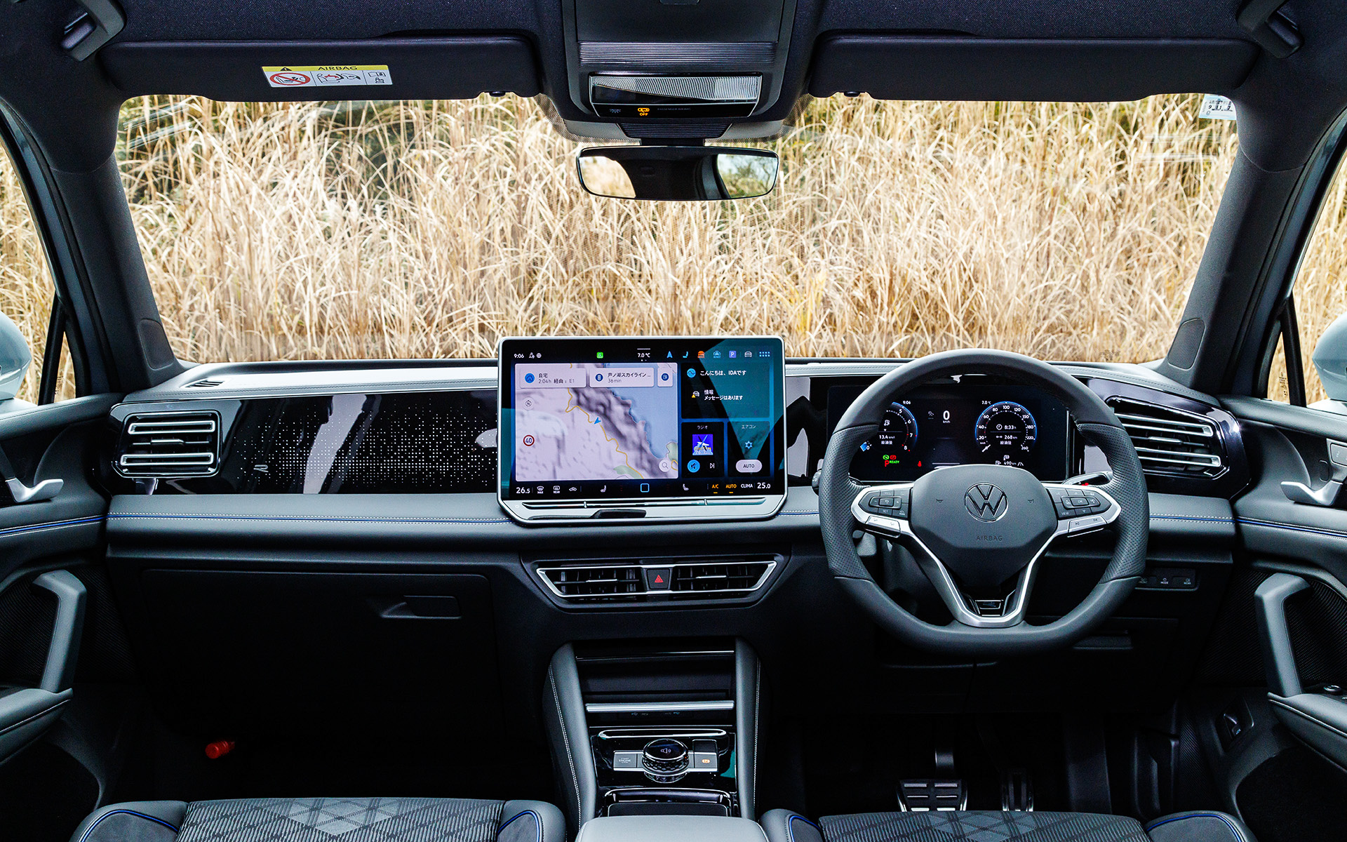 R-Lineのインテリア。専用ファブリックシートはヘッドレスト一体型（フロント）でスポーティなデザインが印象的