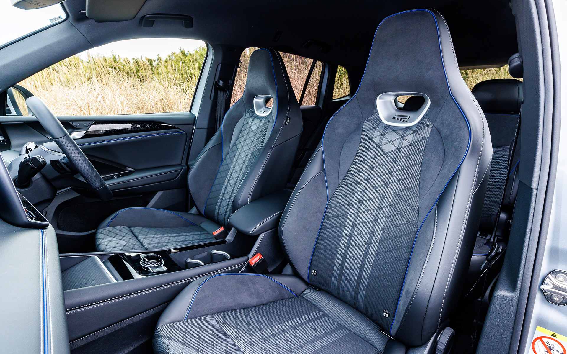 R-Lineのインテリア。専用ファブリックシートはヘッドレスト一体型（フロント）でスポーティなデザインが印象的