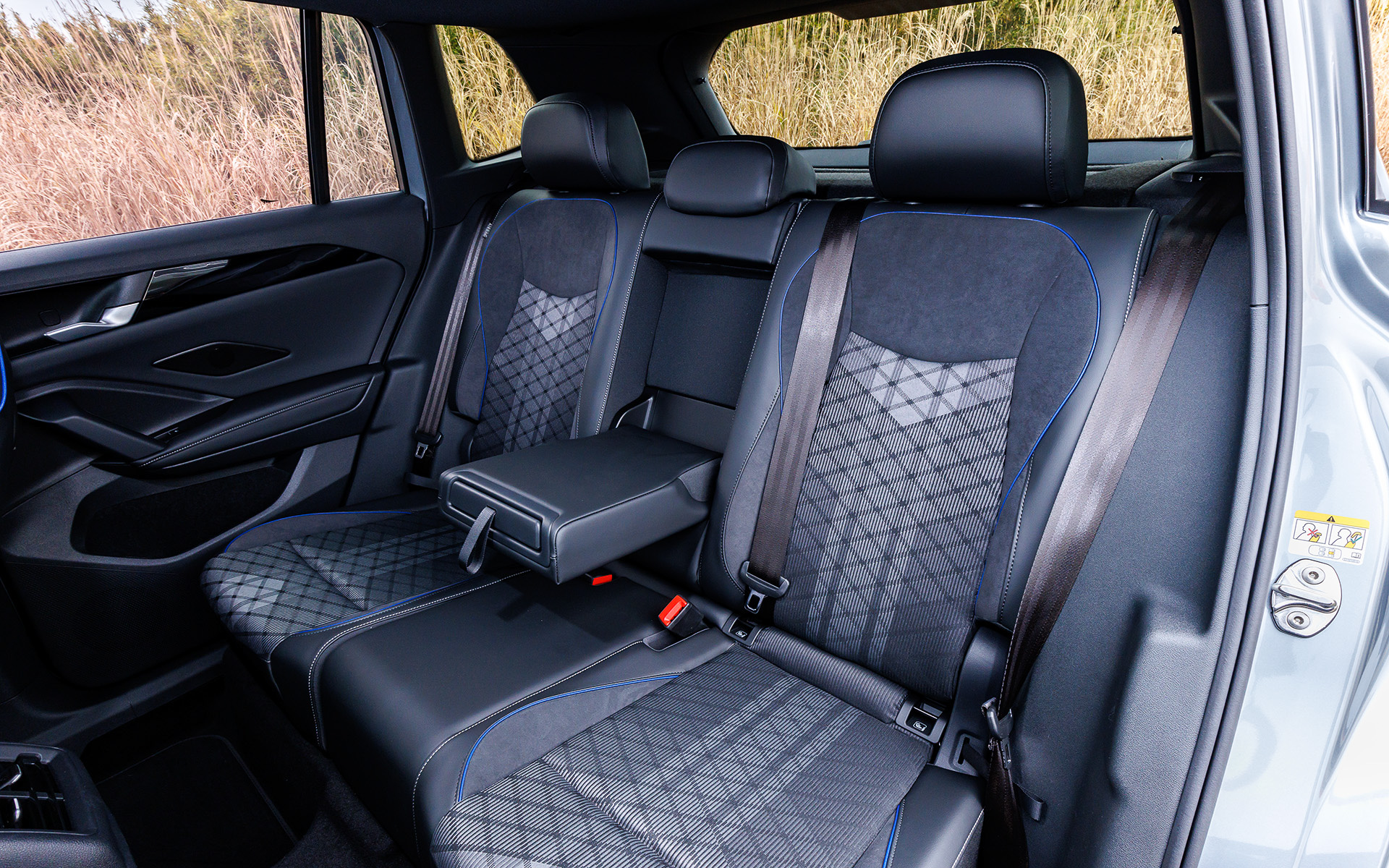 R-Lineのインテリア。専用ファブリックシートはヘッドレスト一体型（フロント）でスポーティなデザインが印象的