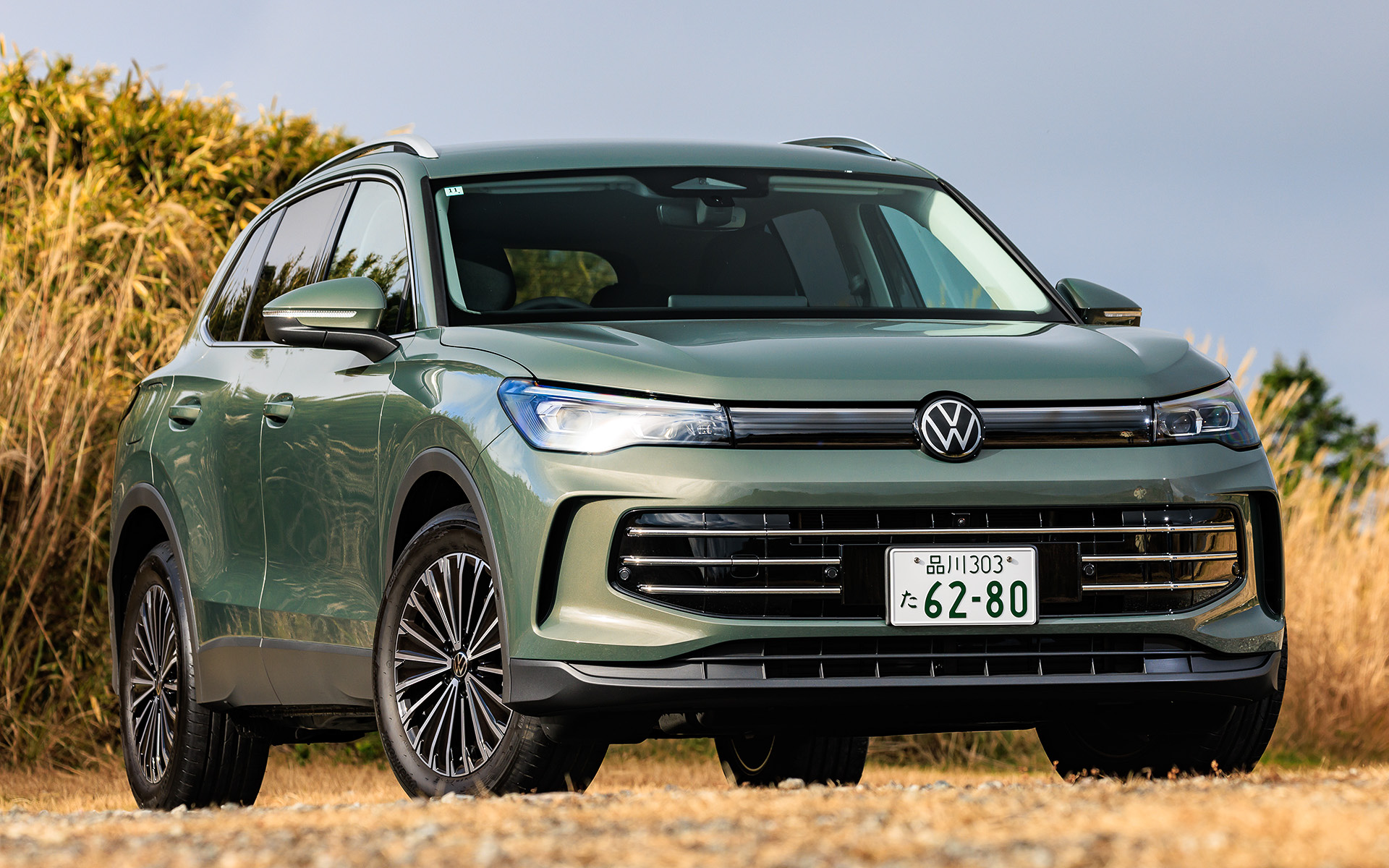 新型ティグアンのモデルラインアップは「アクティブ」「エレガンス」「R-Line」の3グレード展開で、1.5リッター「eTSI」マイルドハイブリッドシステムの2WD(FF)と、2.0リッター「TDI」クリーンディーゼルエンジンにフルタイム4WDシステム「4MOTION」を組み合わせた2つのパワートレーンをラインアップ。写真はeTSIのエレガンス(547万円)で、ボディサイズは4545×1840×1655mm(全長×全幅×全高)、ホイールベースは2680mm。エレガンスの足下は235/55R18タイヤに7.5J×18インチアルミホイールの組み合わせ