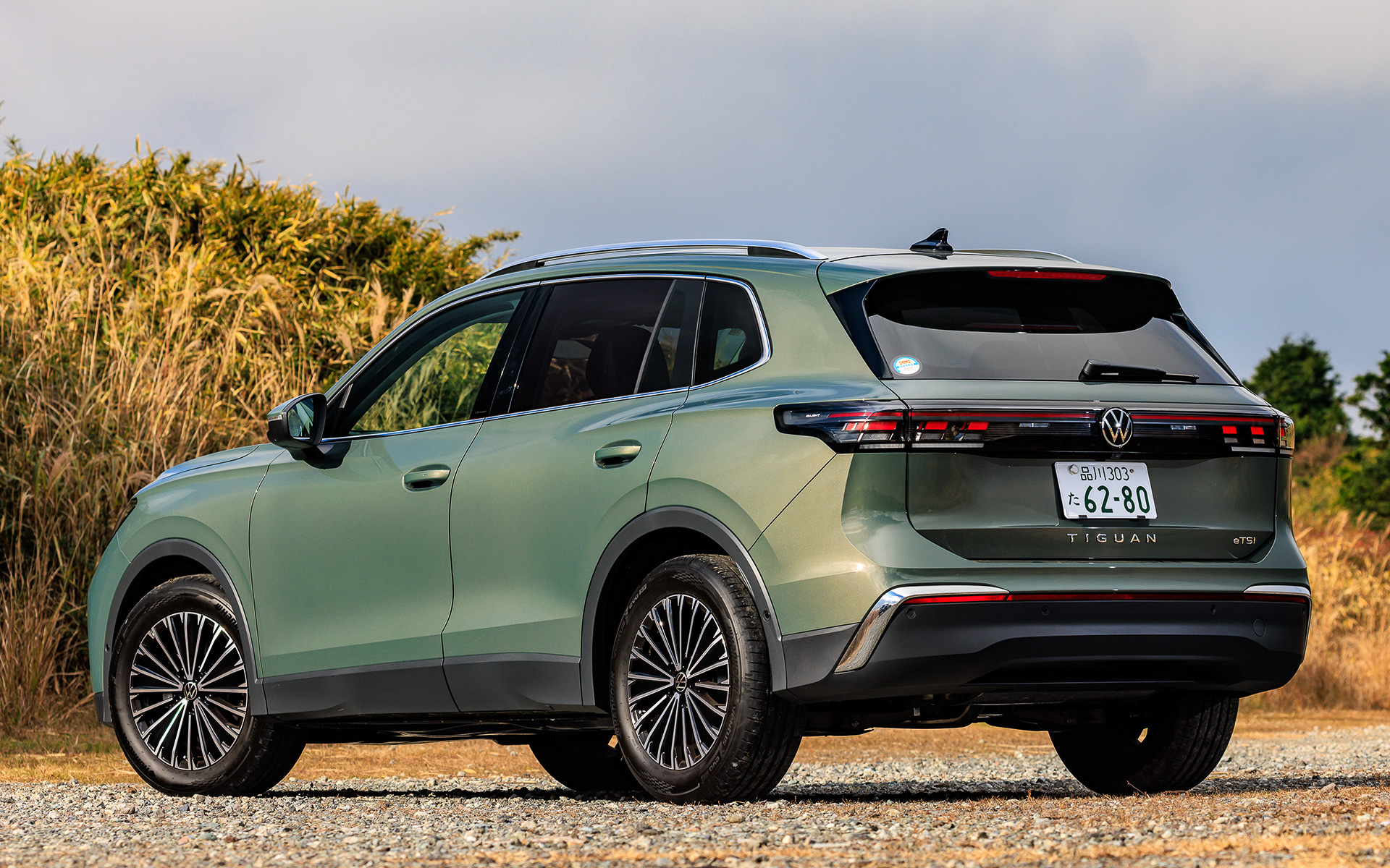 新型ティグアンのモデルラインアップは「アクティブ」「エレガンス」「R-Line」の3グレード展開で、1.5リッター「eTSI」マイルドハイブリッドシステムの2WD(FF)と、2.0リッター「TDI」クリーンディーゼルエンジンにフルタイム4WDシステム「4MOTION」を組み合わせた2つのパワートレーンをラインアップ。写真はeTSIのエレガンス(547万円)で、ボディサイズは4545×1840×1655mm(全長×全幅×全高)、ホイールベースは2680mm。エレガンスの足下は235/55R18タイヤに7.5J×18インチアルミホイールの組み合わせ