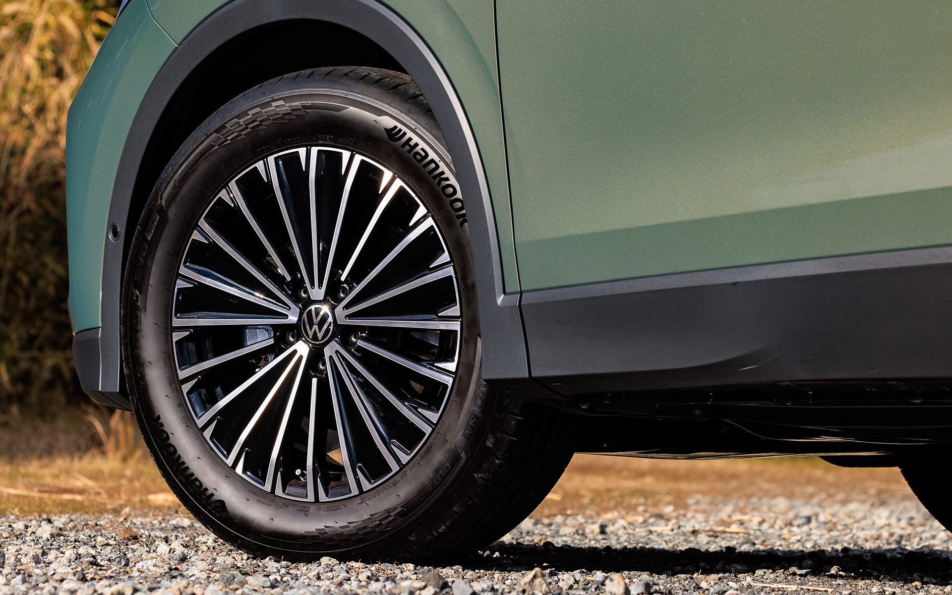 新型ティグアンのモデルラインアップは「アクティブ」「エレガンス」「R-Line」の3グレード展開で、1.5リッター「eTSI」マイルドハイブリッドシステムの2WD（FF）と、2.0リッター「TDI」クリーンディーゼルエンジンにフルタイム4WDシステム「4MOTION」を組み合わせた2つのパワートレーンをラインアップ。写真はeTSIのエレガンス（547万円）で、ボディサイズは4545×1840×1655mm（全長×全幅×全高）、ホイールベースは2680mm。エレガンスの足下は235/55R18タイヤに7.5J×18インチアルミホイールの組み合わせ