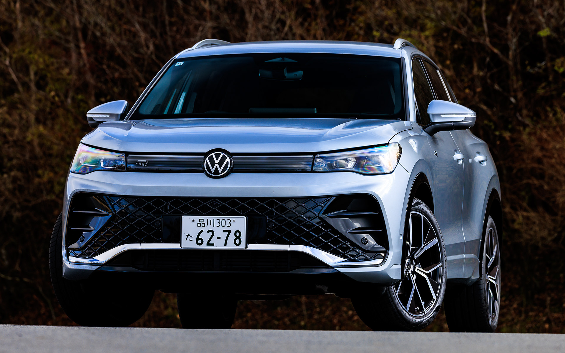 こちらは「R-Line」（588万9000円）。eTSIシリーズでは唯一、アダプティブシャシーコントロール”DCC Pro”を標準装備