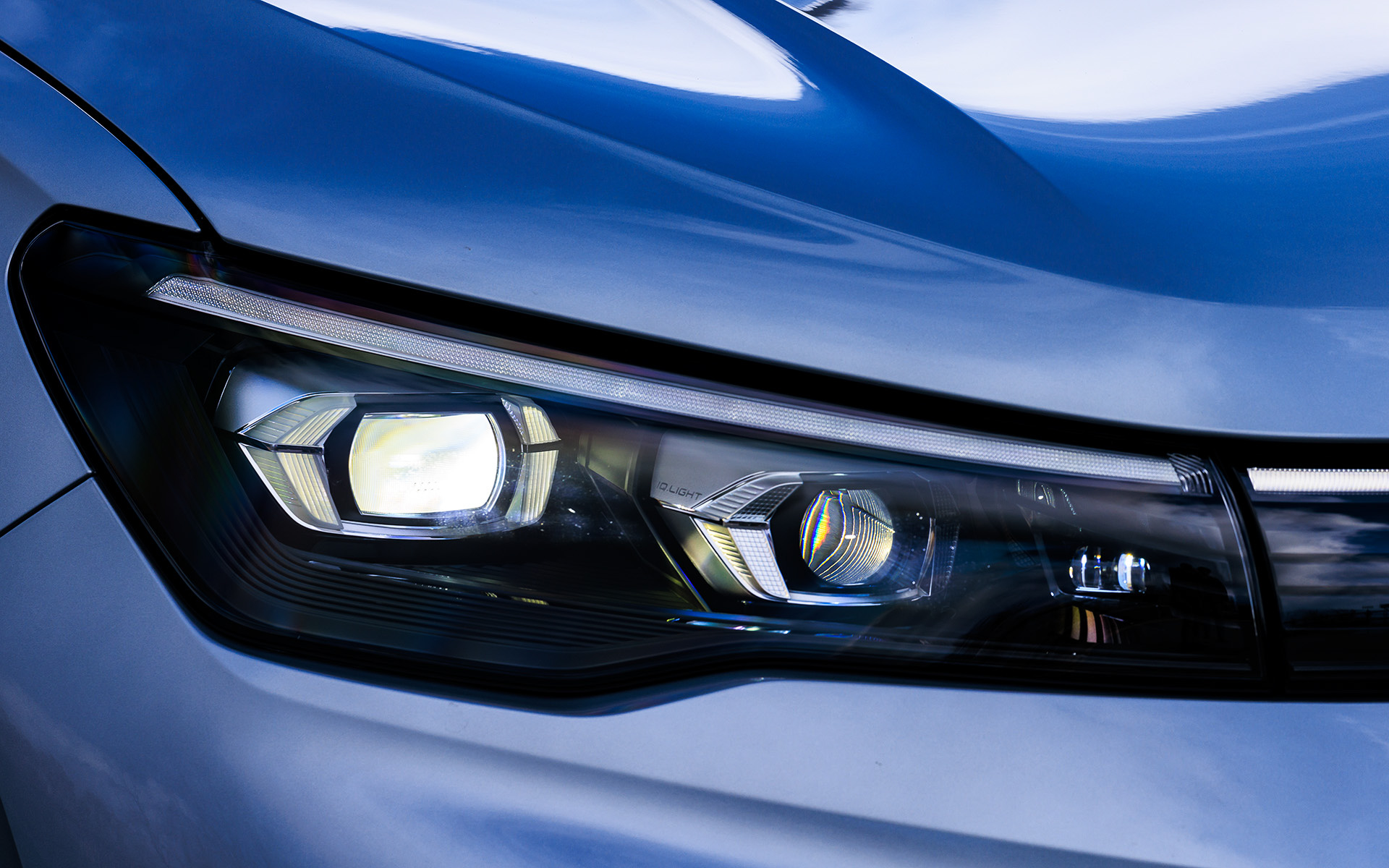 R-Lineは専用エクステリアや20インチアルミホイール（255/40R20）を装着