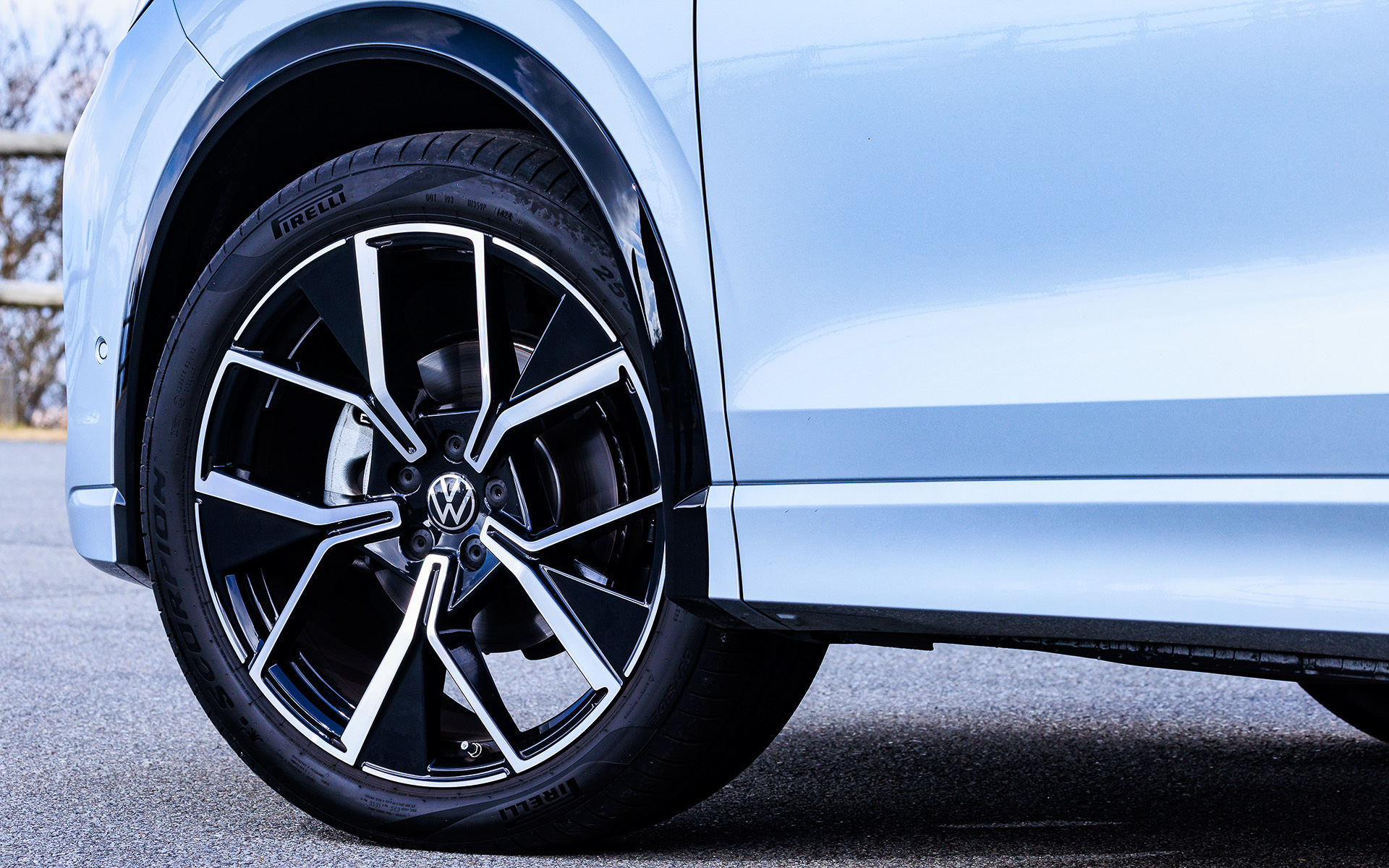 R-Lineは専用エクステリアや20インチアルミホイール（255/40R20）を装着