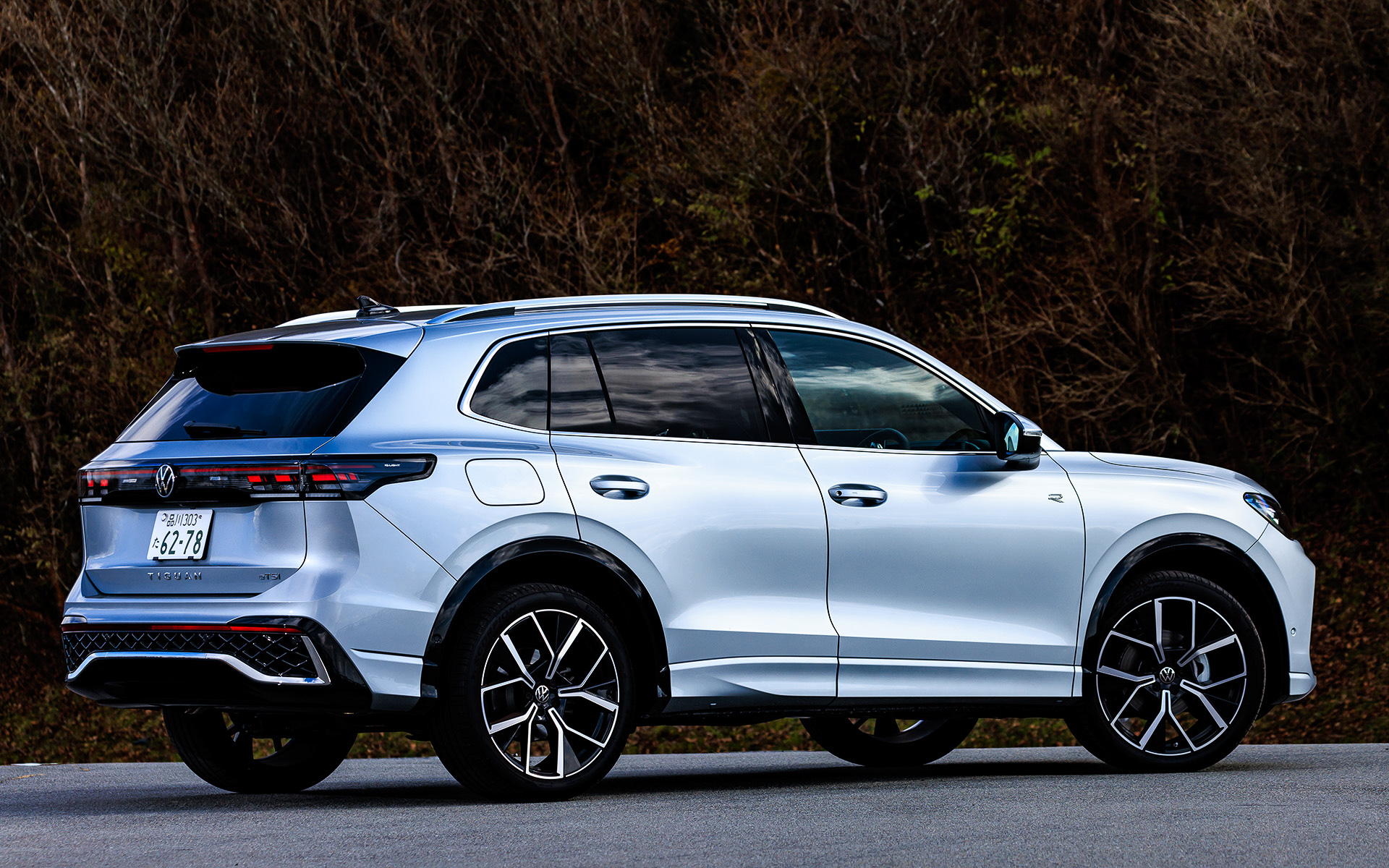 こちらは「R-Line」（588万9000円）。eTSIシリーズでは唯一、アダプティブシャシーコントロール”DCC Pro”を標準装備