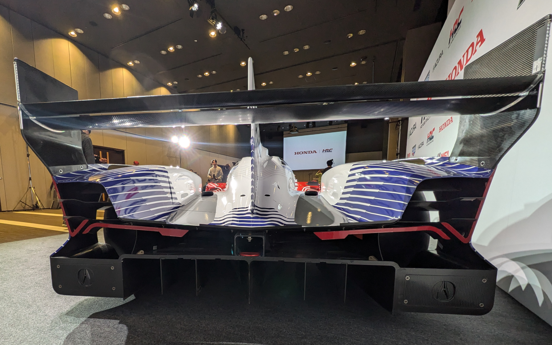 複合LEDのヘッドライトやテールランプは、アキュラのデザインを踏襲しつつ、夜間走行に十分な光量を確保している