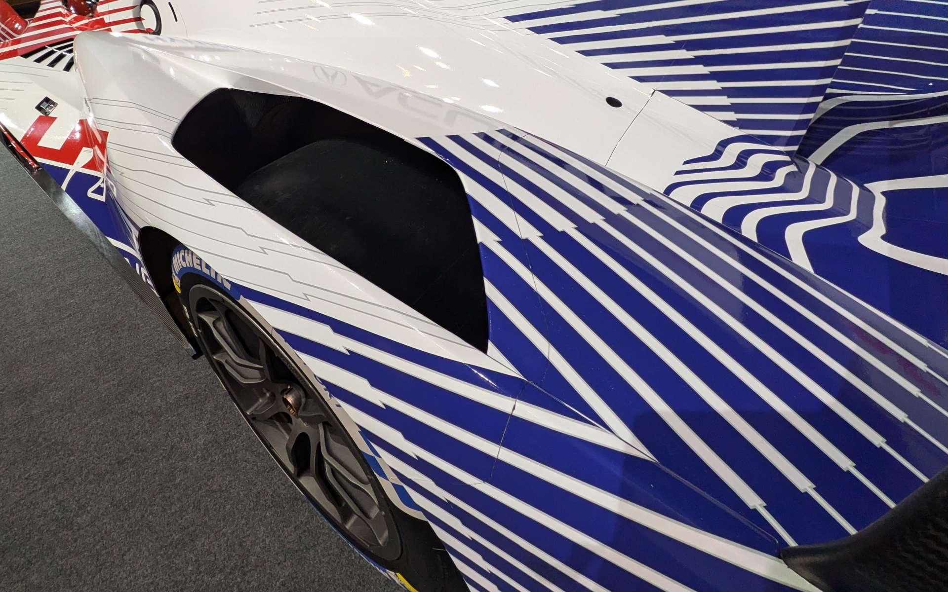 リアタイヤの上部には空気抜きのダクトが開く