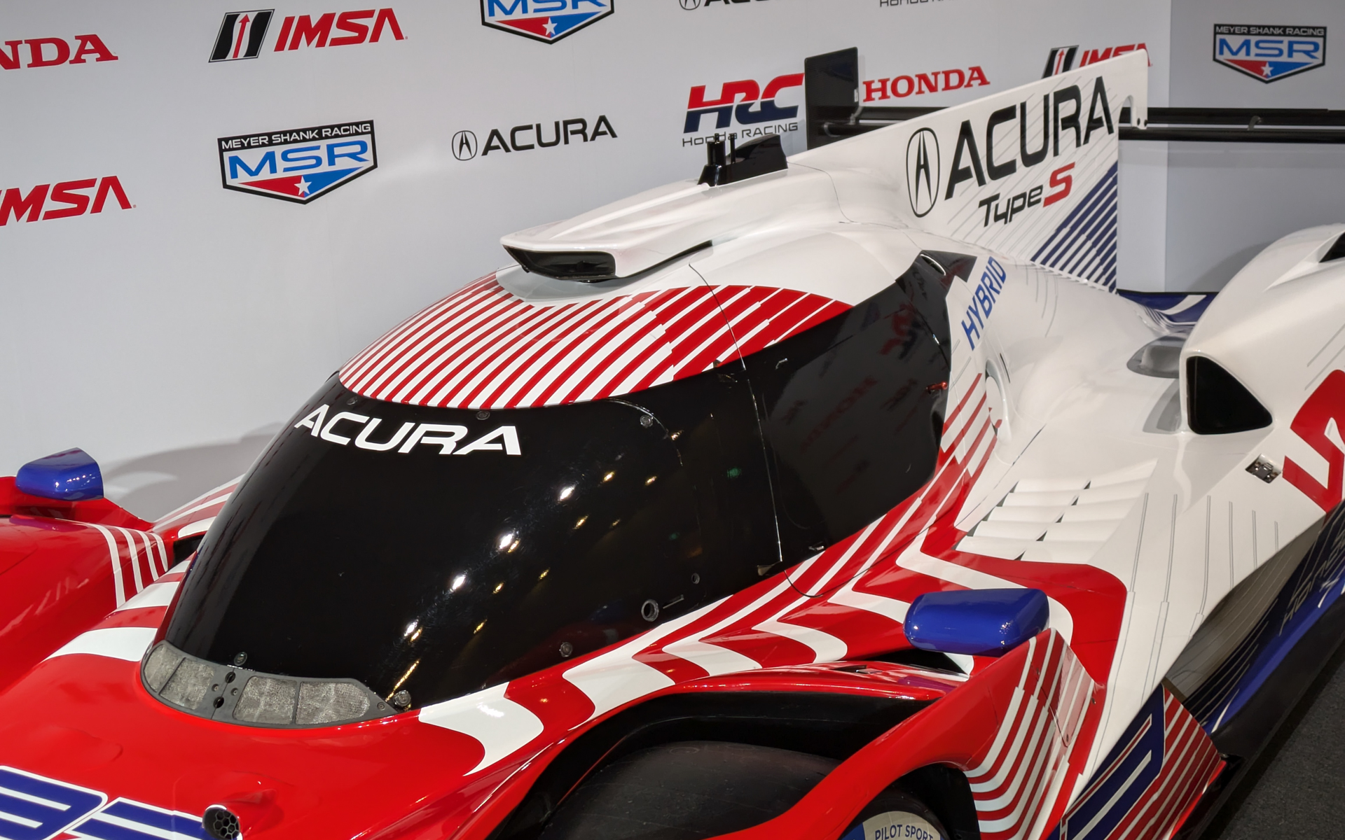 コクピットは中央にレイアウト