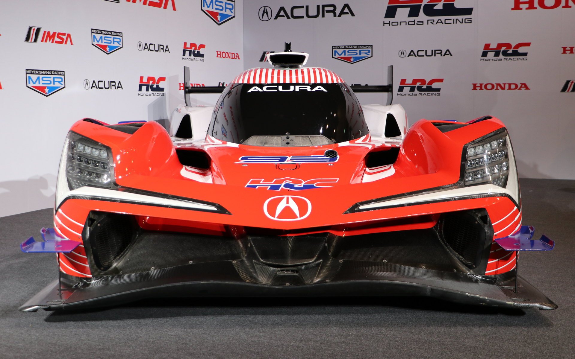 複合LEDのヘッドライトやテールランプは、アキュラのデザインを踏襲しつつ、夜間走行に十分な光量を確保している